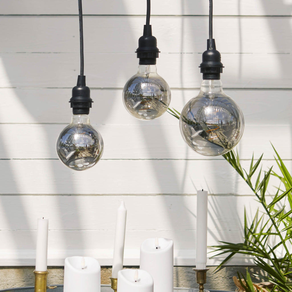 LED filamentpære E27 G125 globe 2W 2100K dimbar røykfarget i dekorativ lampe