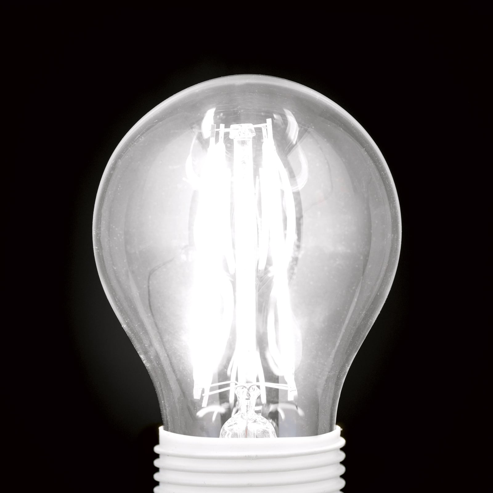 Detalj av LED filamentpære E27 G45 dråpeformet 6W 2700K dimbar klar