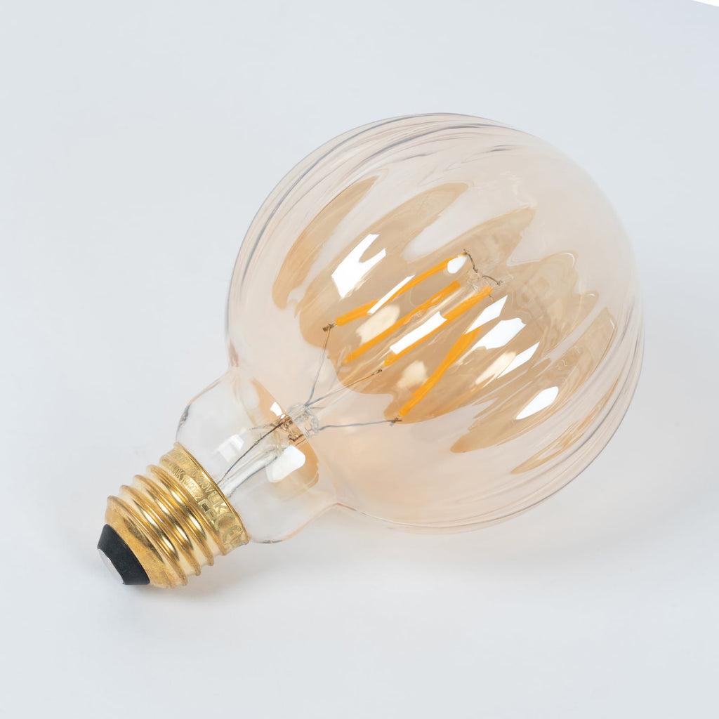 LED filamentpære E27 G95 3,8W 2700K dimbar amber 2-pk lysdetalj