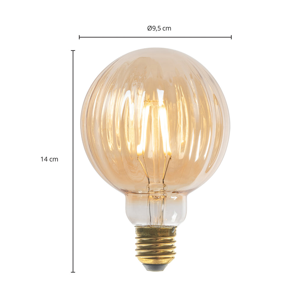 LED filamentpære E27 G95 3,8W 2700K dimbar amber montert i lampe