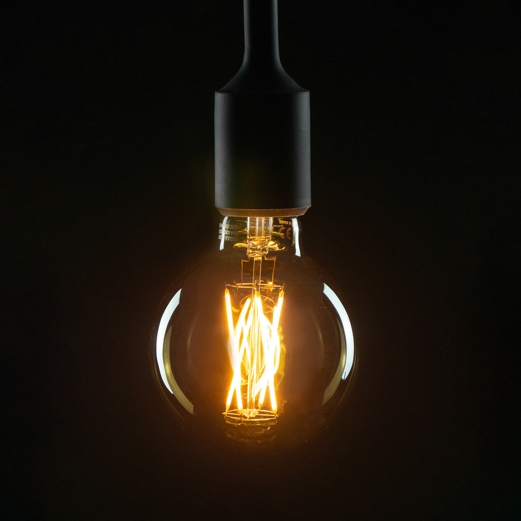 Detalj på filament i LED filamentpære E27 G95 5W 1900K dimbar røykfarget