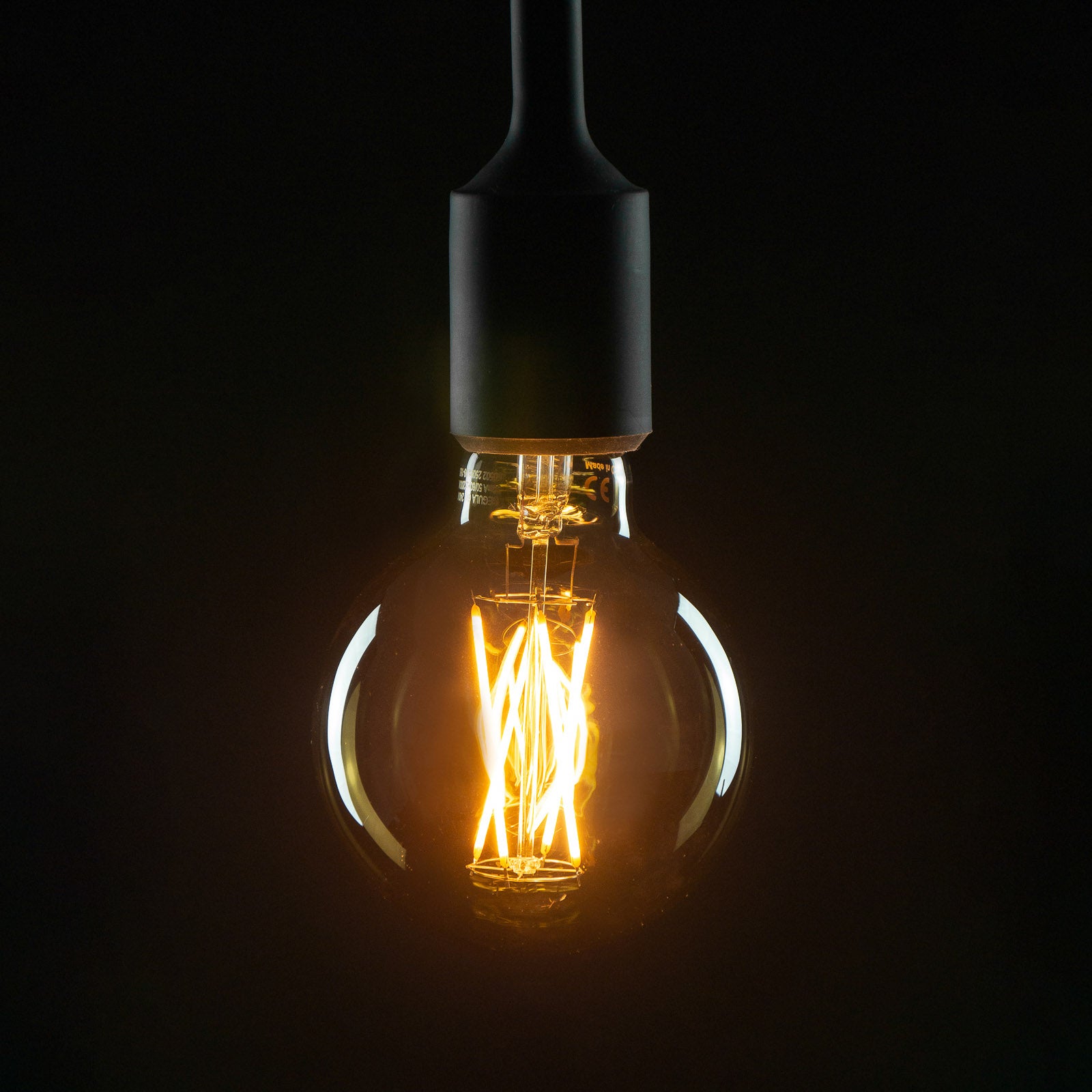 Detalj på filament i LED filamentpære E27 G95 5W 1900K dimbar røykfarget