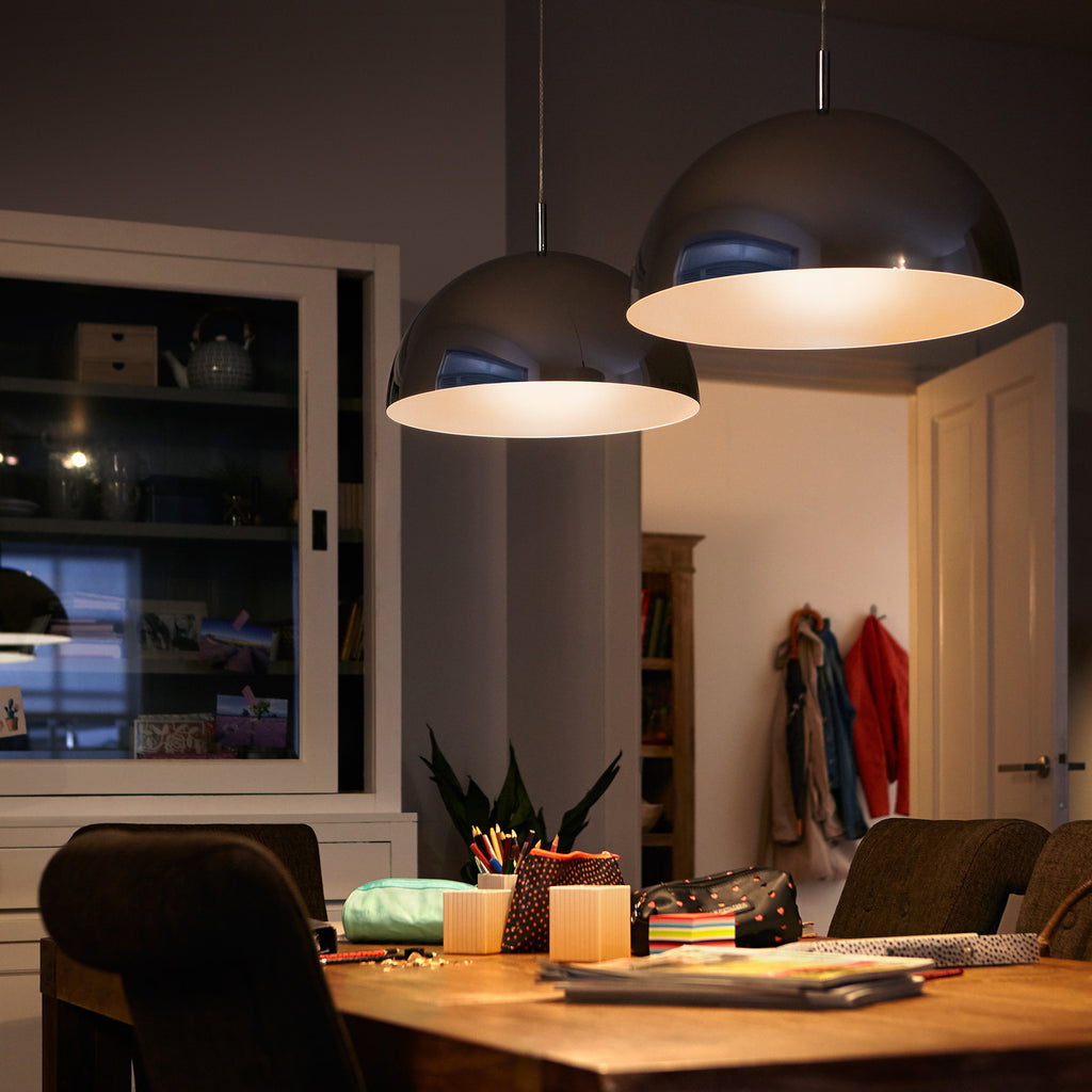 LED filamentpære E27 dråpeform 6,5W 2700K klar 806lm Philips i lampe