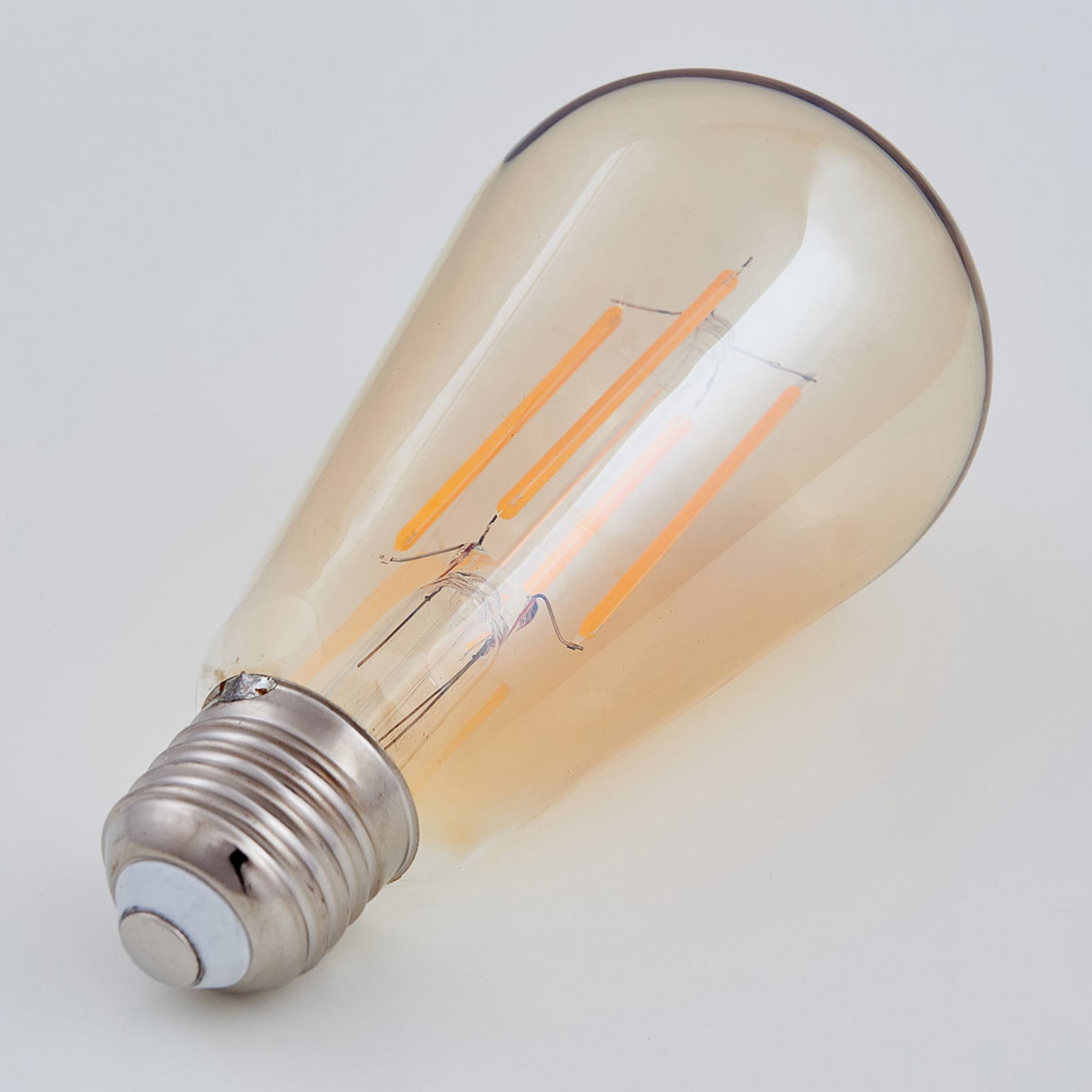 Detaljbilde av LED filamentpære E27 rustika 6W 1800K amber