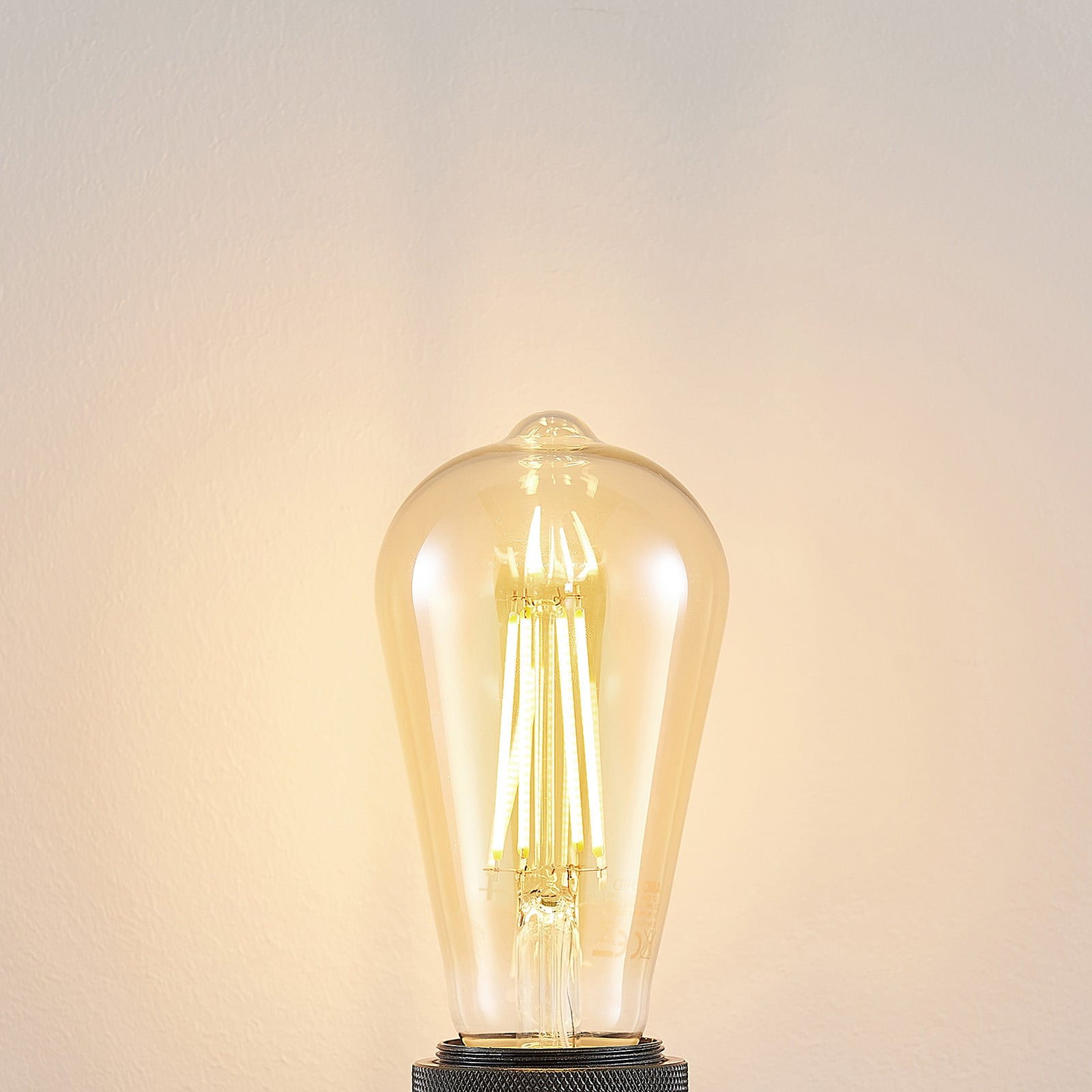 LED filamentpære E27 ST64 6,5W 2500K amber dimbar Arcchio detalj av filament