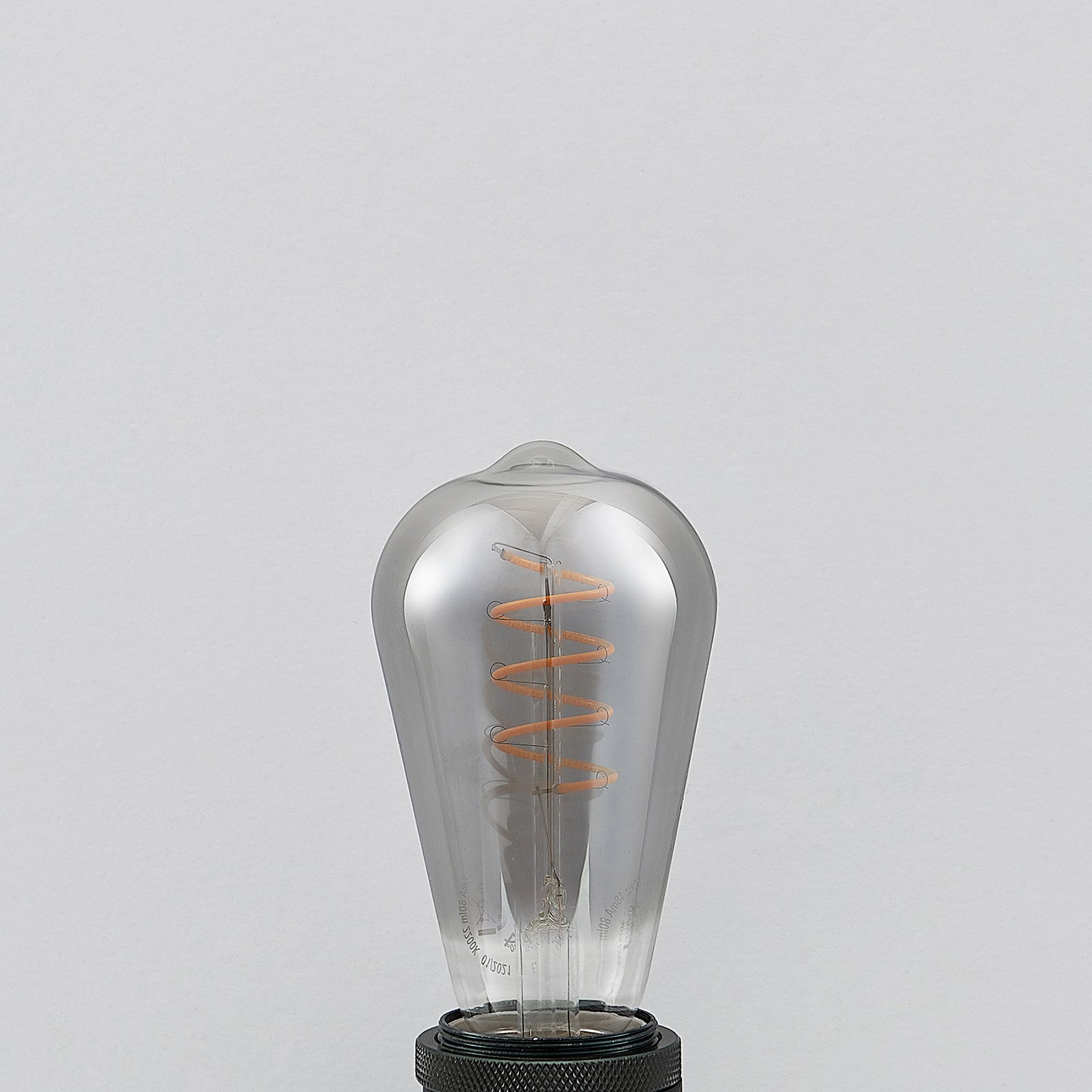 Montert LED filamentpære E27 ST64 4W røykfarget 1800K dimbar - Lucande i lampe