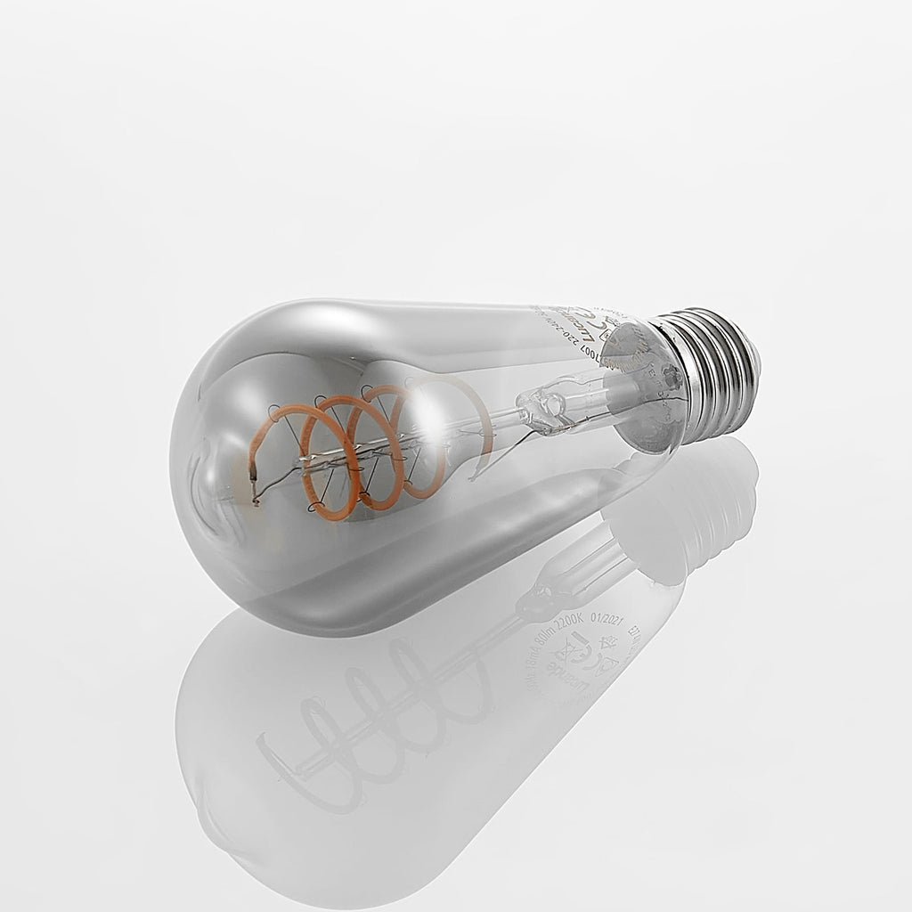 Nærbilde av filament i LED filamentpære E27 ST64 4W røykfarget 1800K dimbar - Lucande