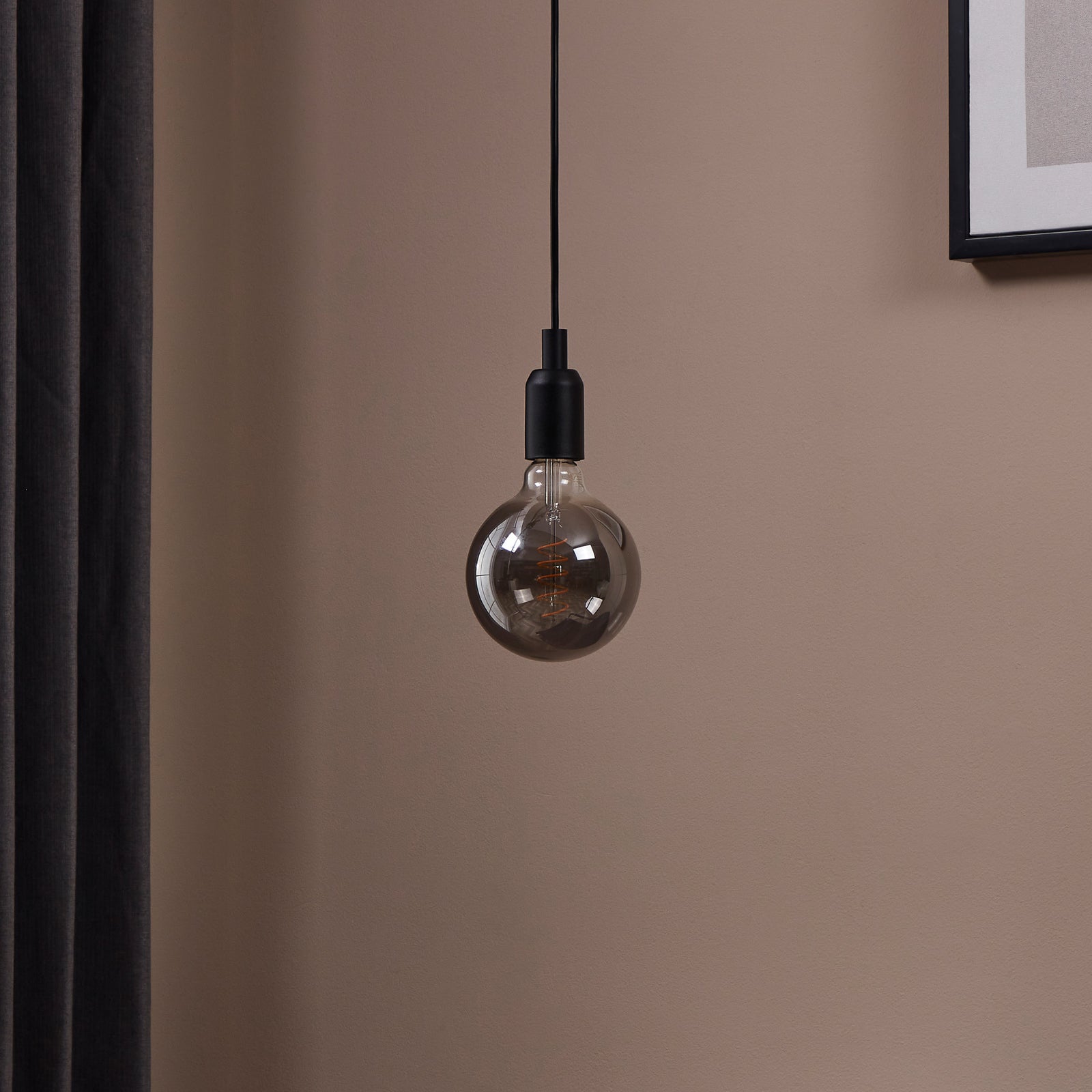 Nærbilde av LED filamentpære globe G125 E27 4W 2000K svart-transparent filament