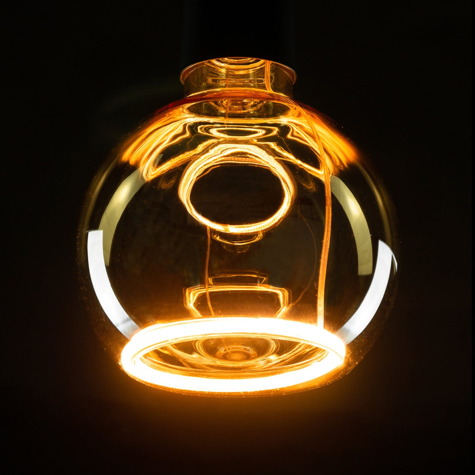 Detalj av LED filamentpære Globe G125 E27 4W 2200K dimbar gull