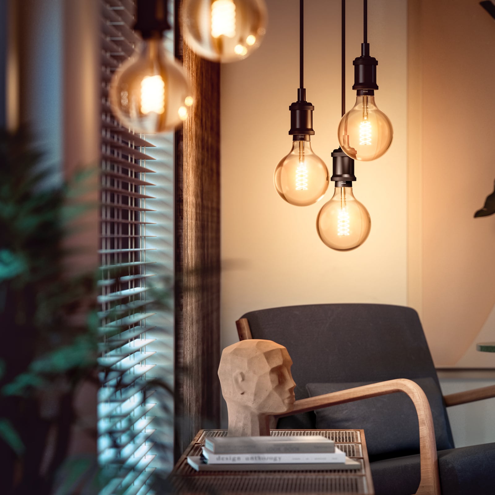 LED filamentpære globe G93 E27 7,2W 2100K dimbar - Philips Hue montert i lampe