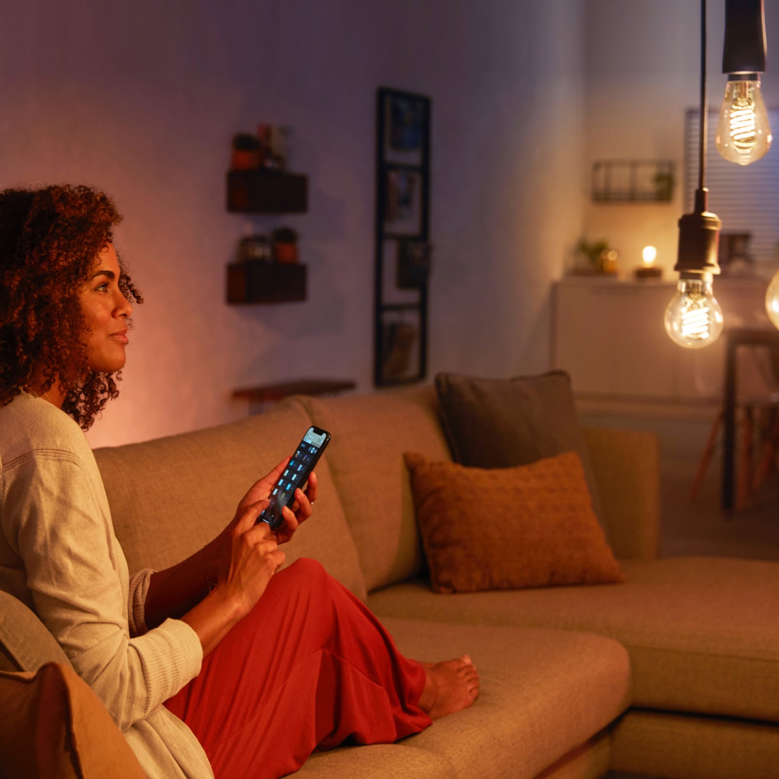 LED filamentpære globe G93 E27 7,2W 2100K dimbar - Philips Hue nærbilde filament