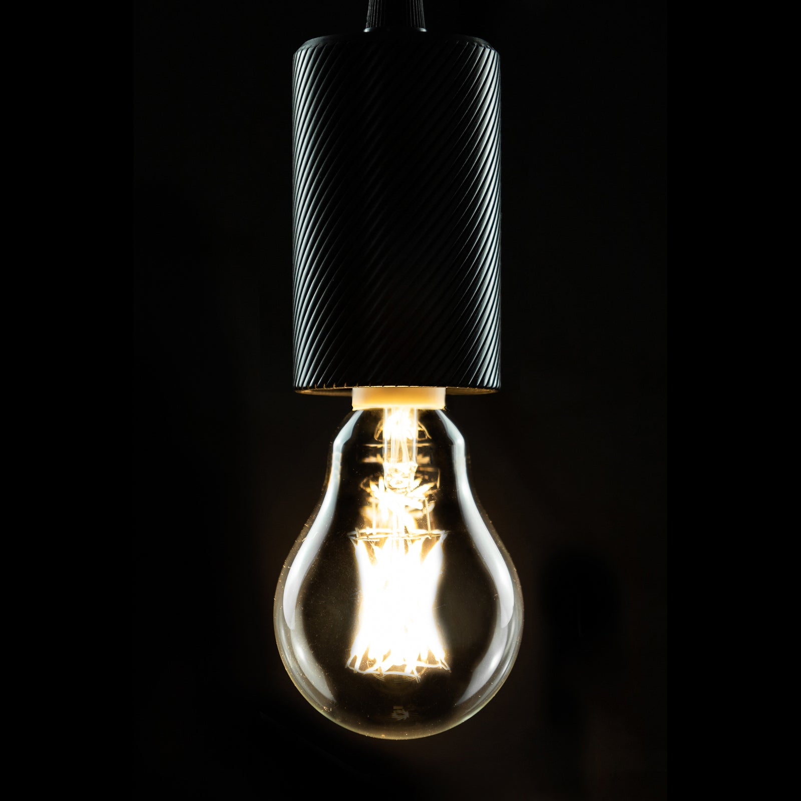 Detaljbilde av LED filamentpære GU10 6,5W 2700K klar dimbar SEGULA