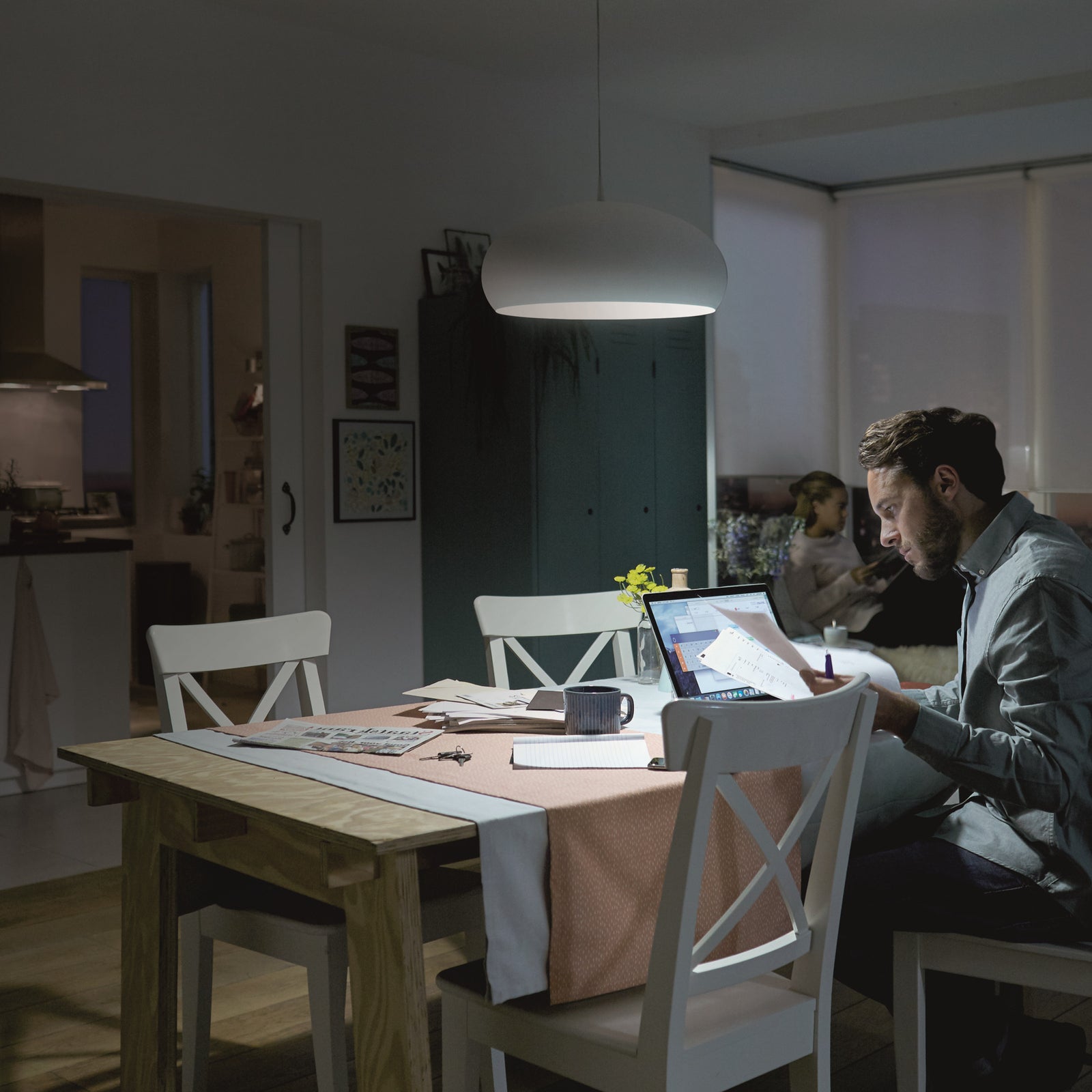 Nærbilde LED filamentpære kronelysform E14 6,5W 4000K klar Philips