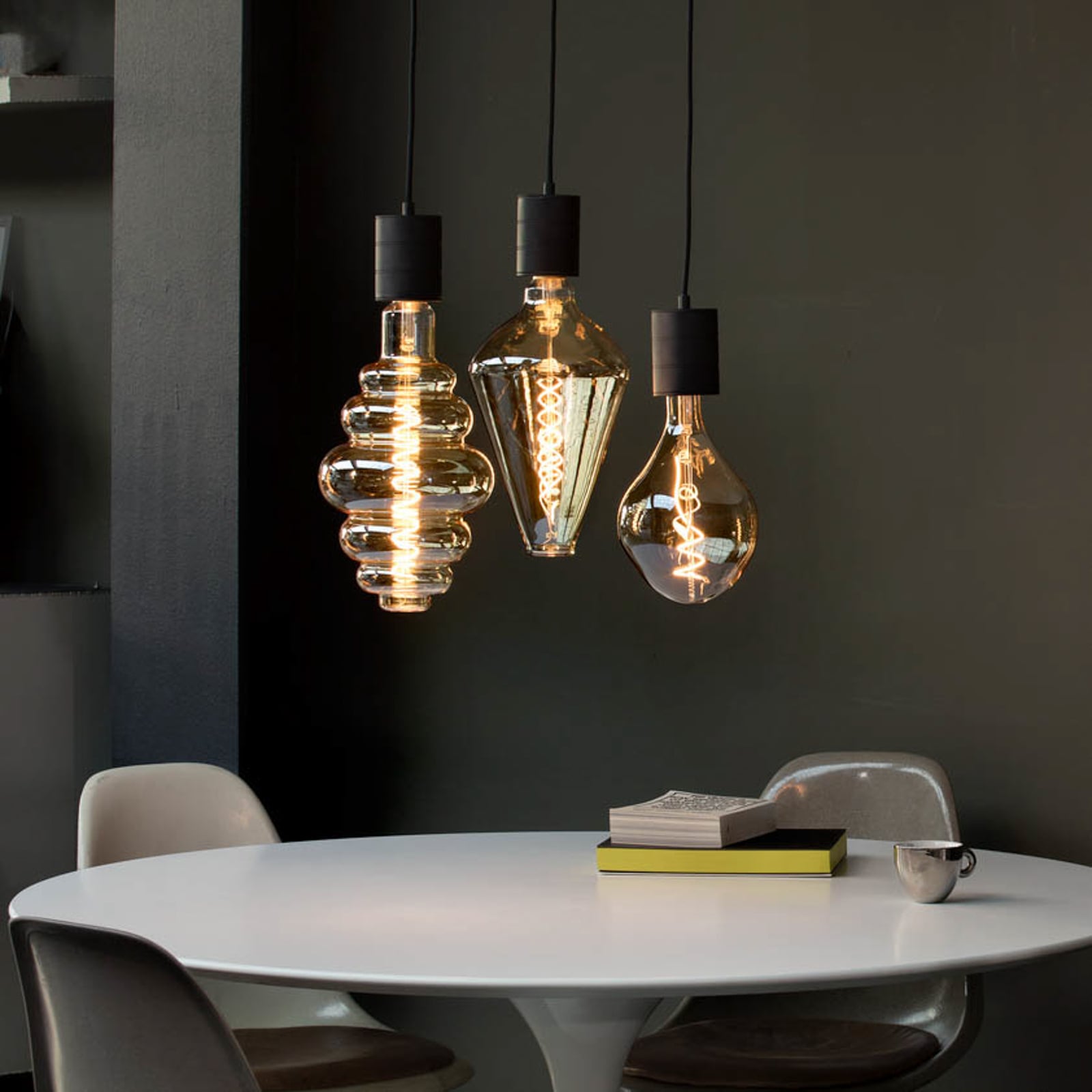Detalj av LED filamentpære Organic Evo E27 6W 1800K dimbar gull