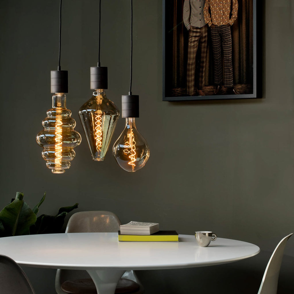 Montert LED filamentpære Organic Evo E27 6W 1800K dimbar gull i lampe