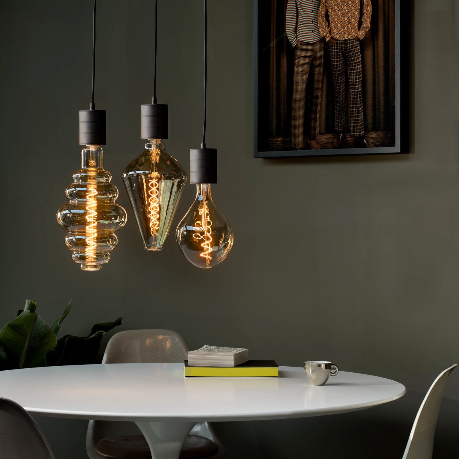 Montert LED filamentpære Organic Evo E27 6W 1800K dimbar gull i lampe