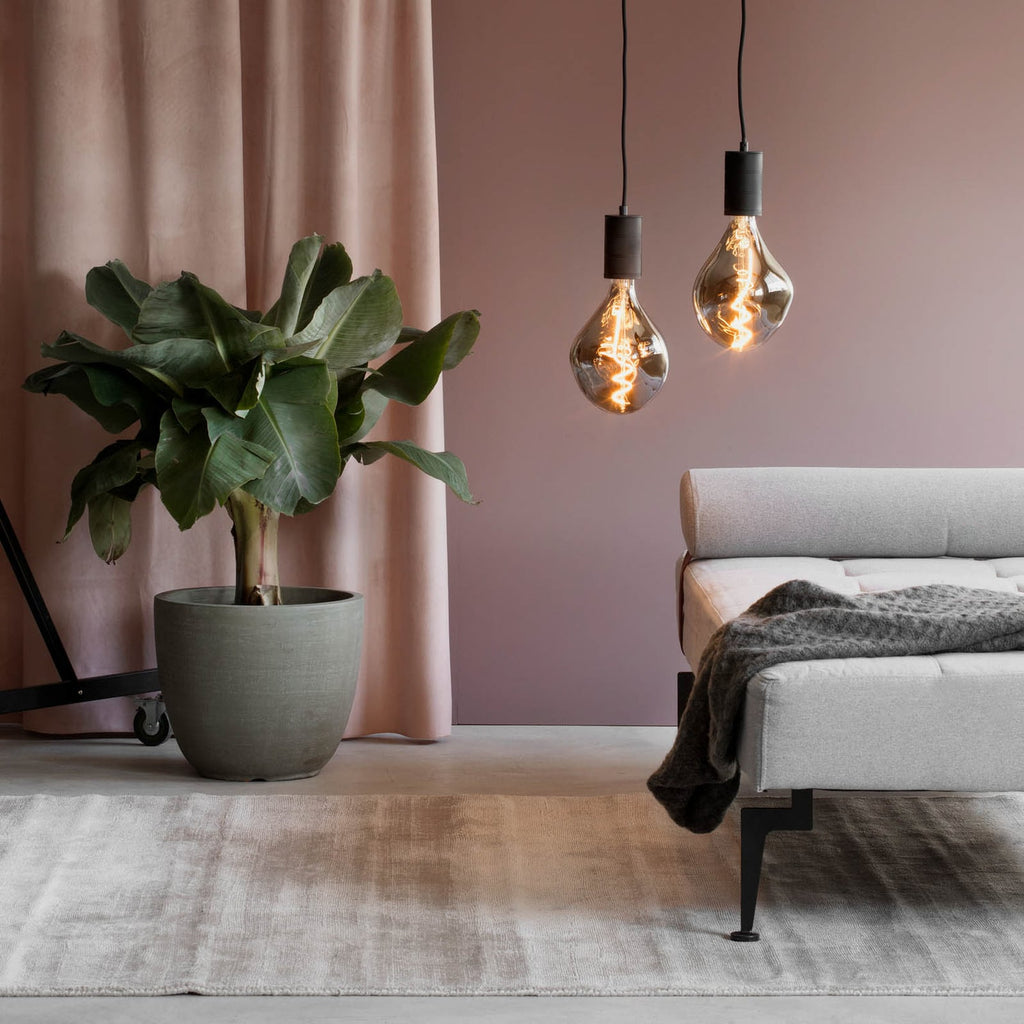 Detalj av LED filamentpære Organic Evo E27 6W dimbar titan