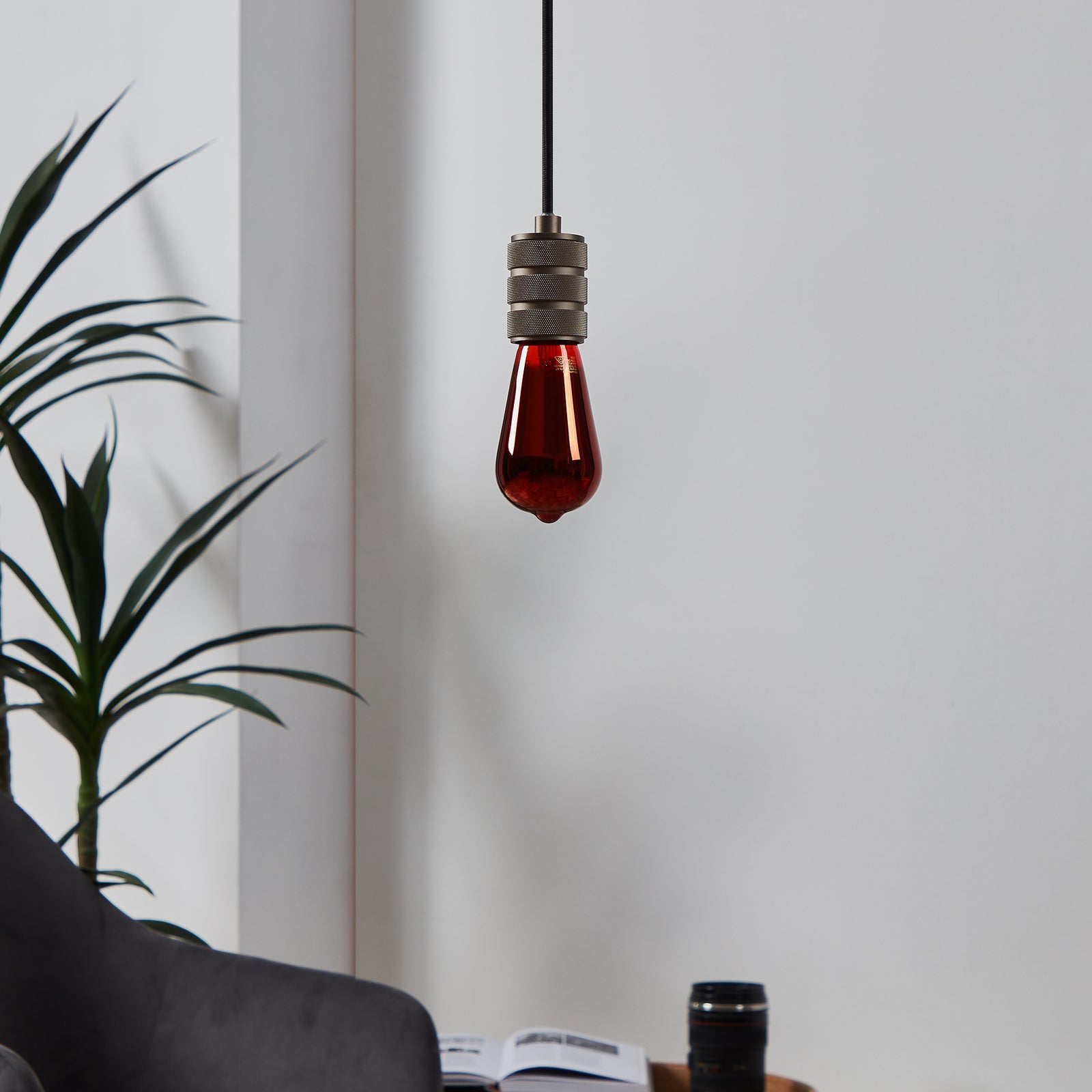 Montert LED filamentpære ST64 E27 4W 2000K kobber i lampe