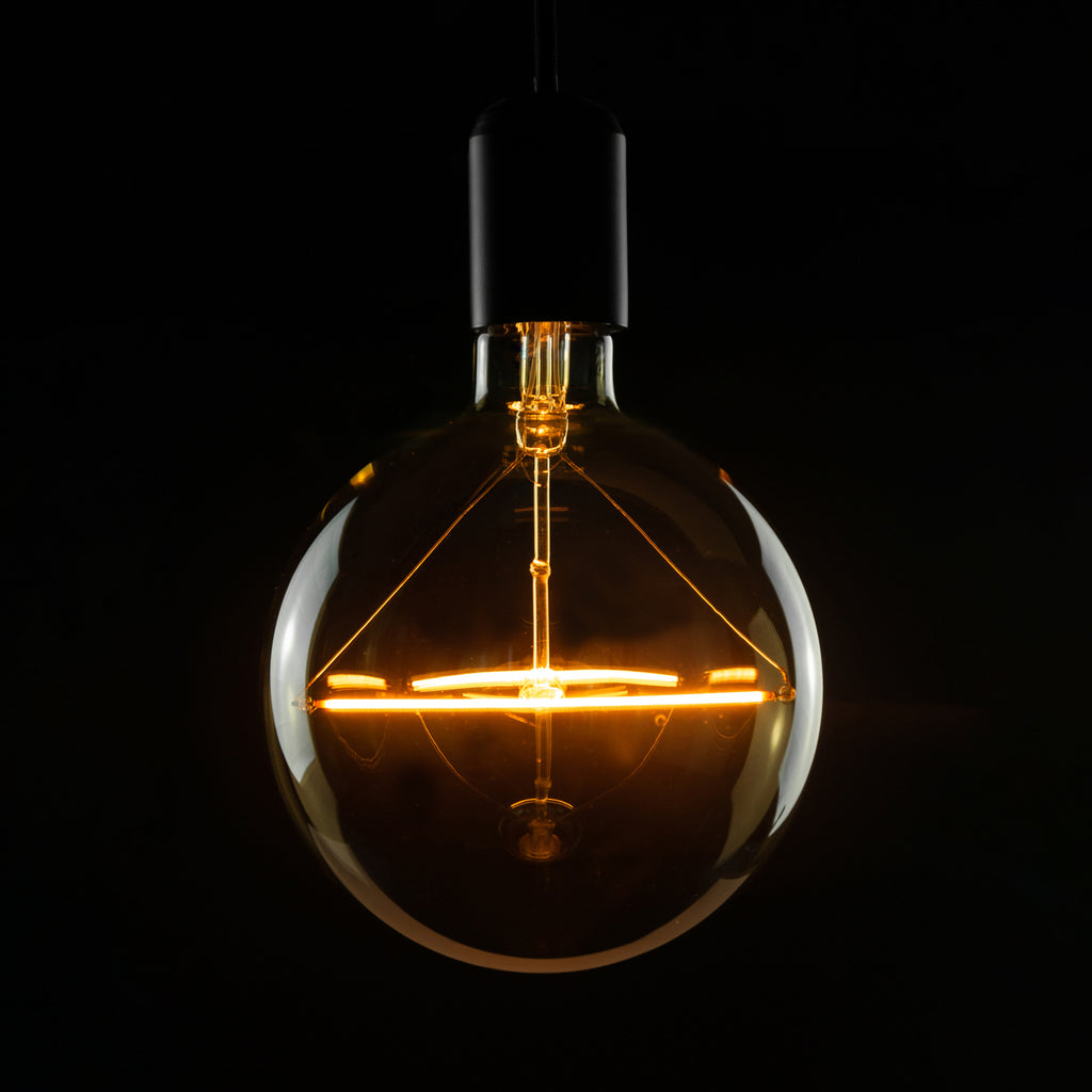 LED globepære E27 5W 1900K dimbar gull Ø15 cm - SEGULA nærbilde