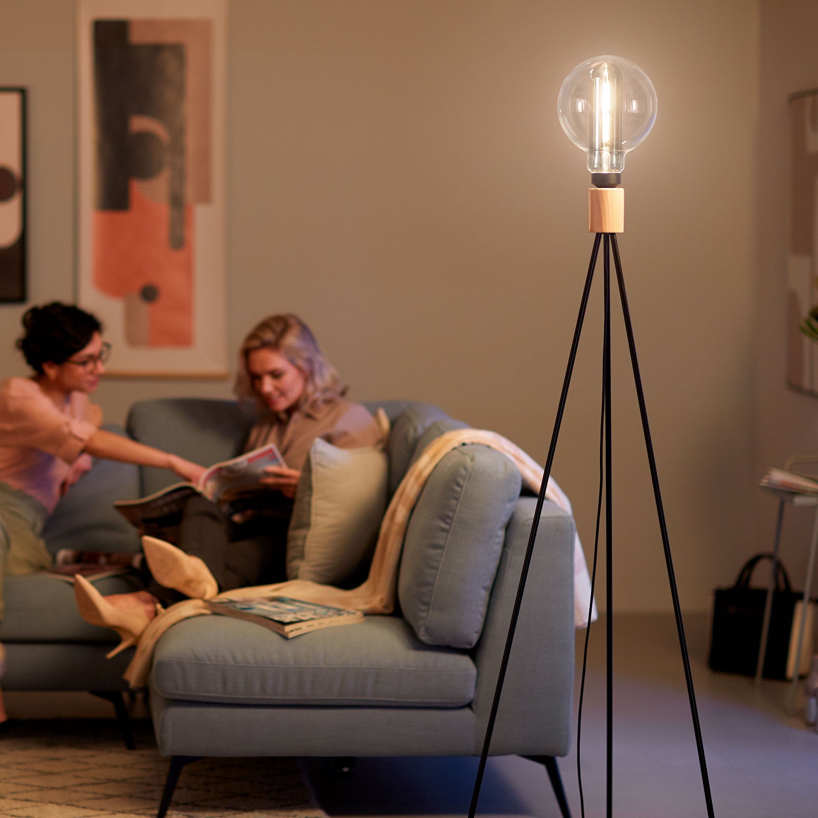 LED globepære E27 6,5W 1800K dimbar røykfarget Ø20 cm - Philips bakside
