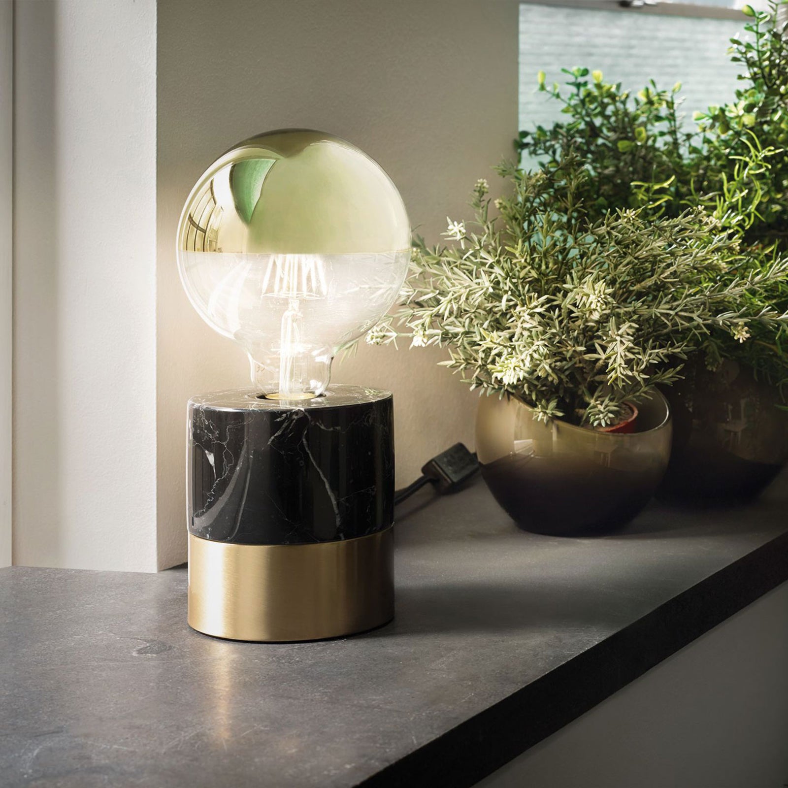 Montert LED-globepære E27 G125 6,5W 2700K toppspeilet gull dimbar i lampe