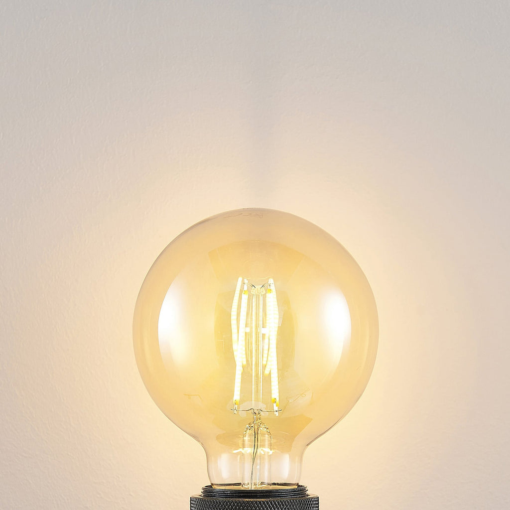 LED globepære E27 G95 6,5W 2500K amber montert i lampe