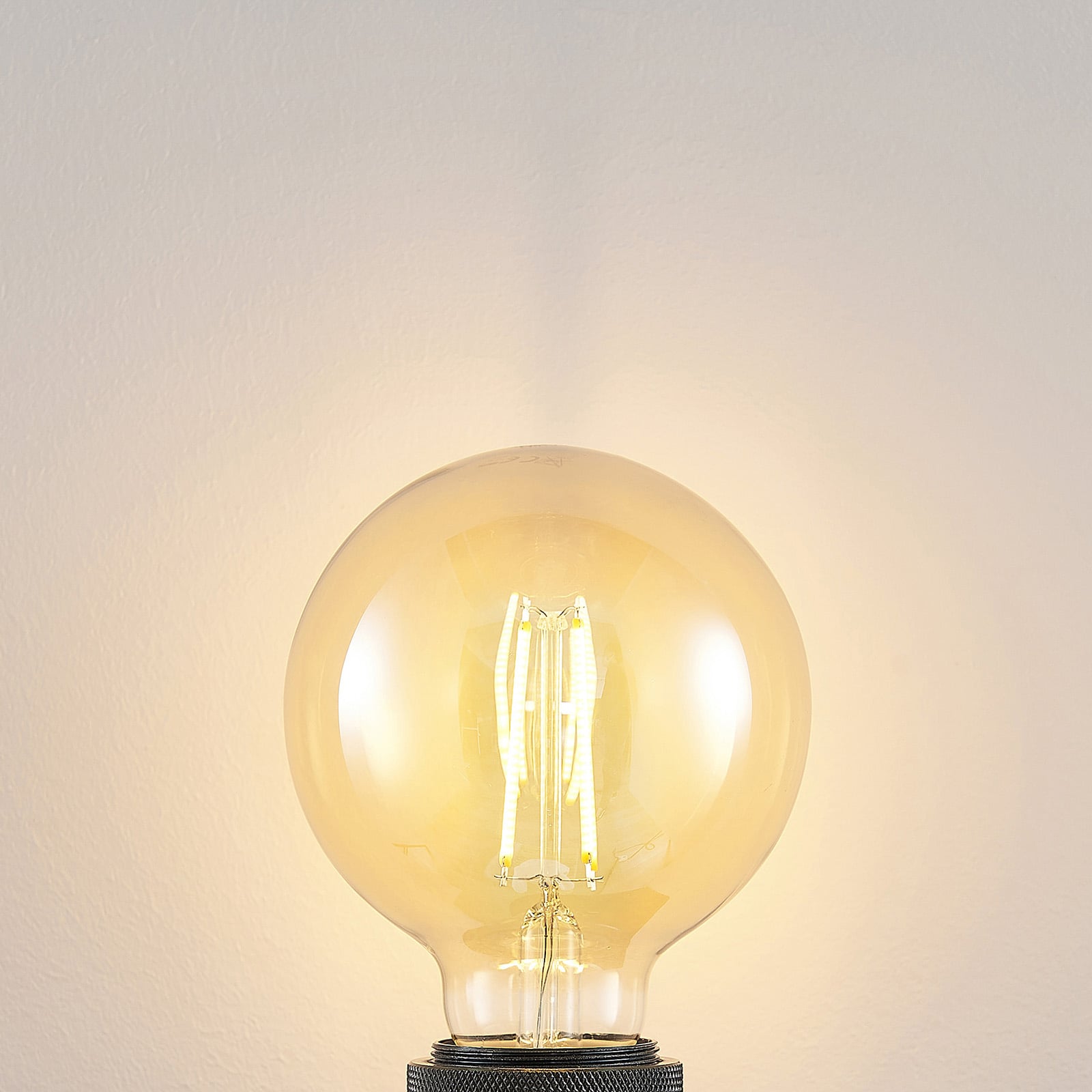 LED globepære E27 G95 6,5W 2500K amber montert i lampe