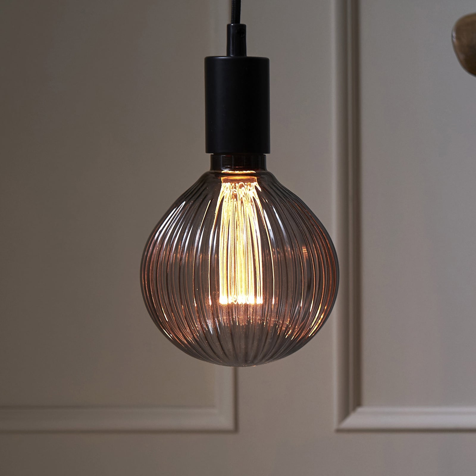 LED globepære G125 E27 1W 2000K røykgrå filament forfra