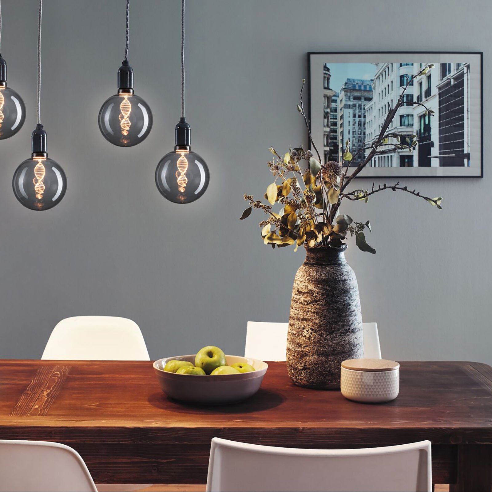 Nærbilde av LED globepære E27 3,5W Helix 1800K G125 røykfarget glass