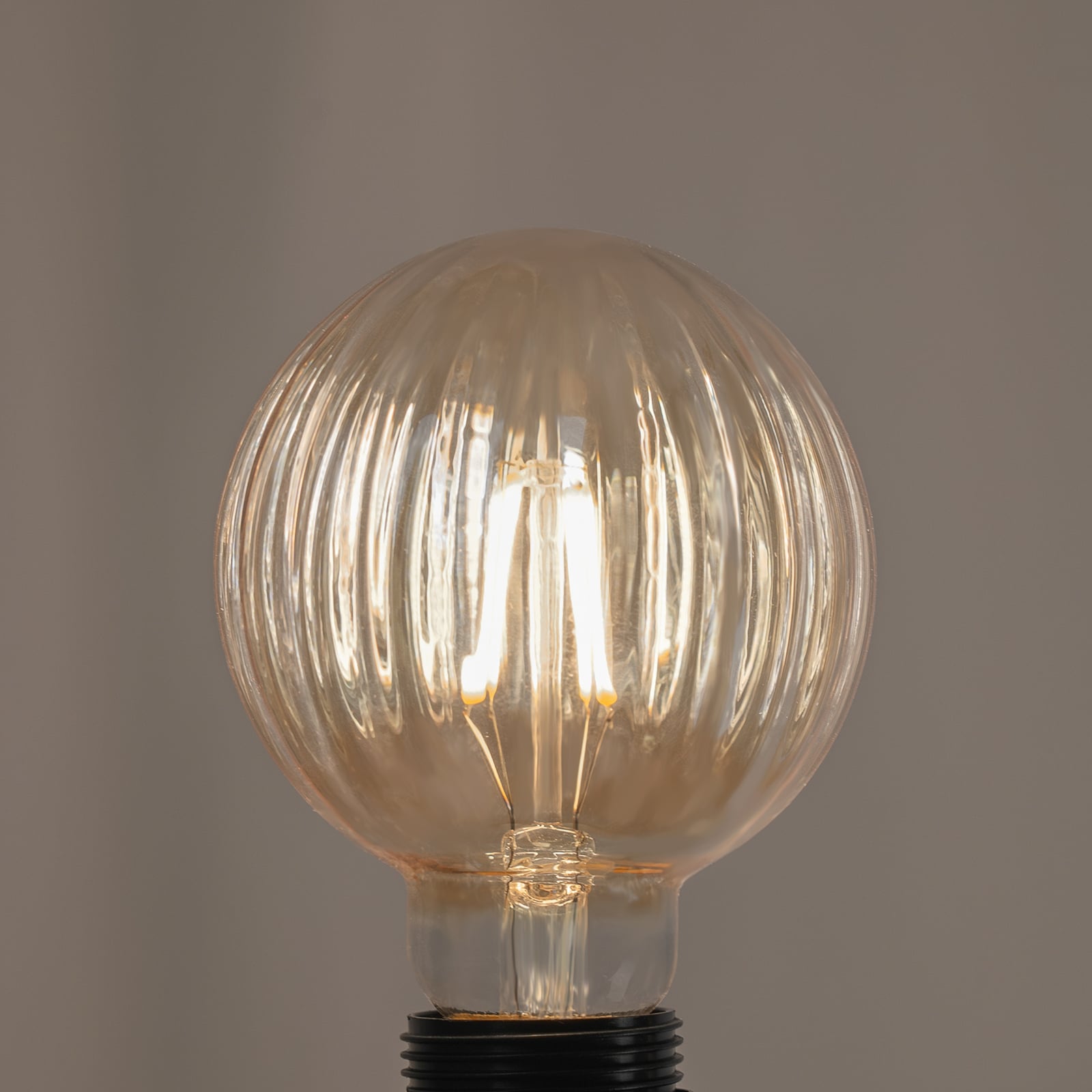 LED globepære E27 3,8W 2700K dimbar amber rillemønster - Lucande montert i lampe