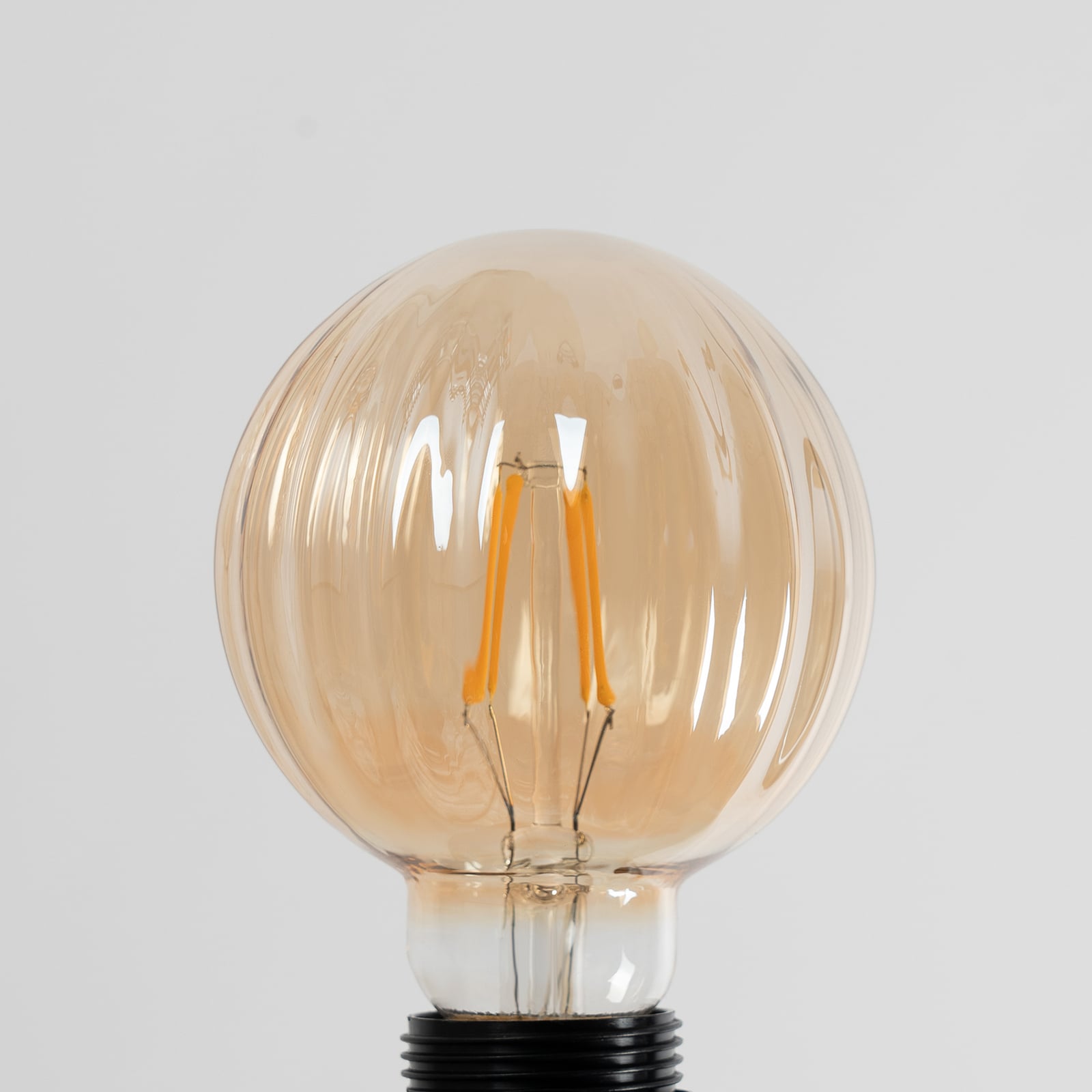 LED globepære E27 3,8W 2700K dimbar amber rillemønster - Lucande nærbilde av filament