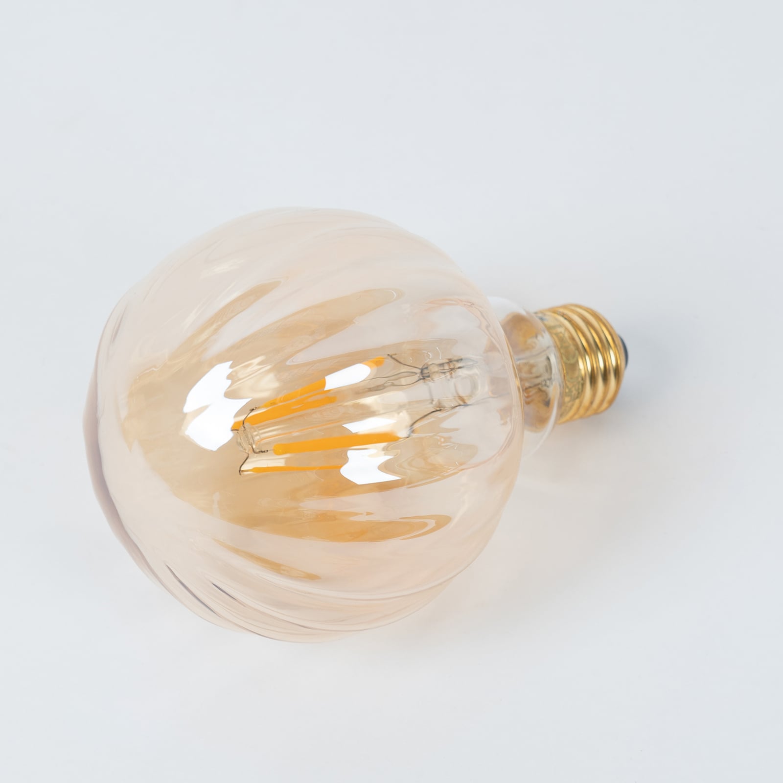 LED globepære E27 3,8W 2700K dimbar amber rillemønster - Lucande sideprofil