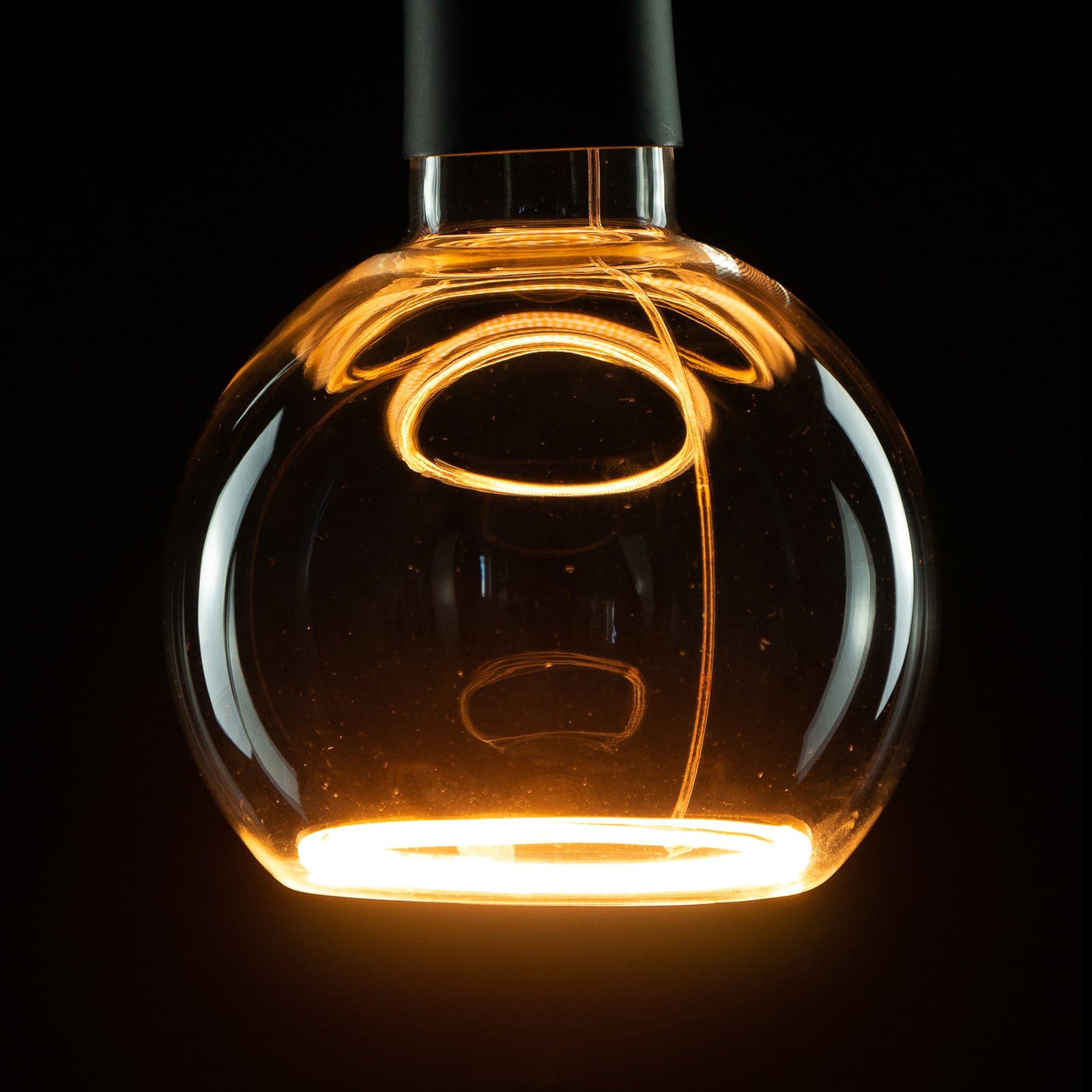 Detalj av LED globepære E27 4,5W 2200K dimbar klar Ø12,5 cm - SEGULA