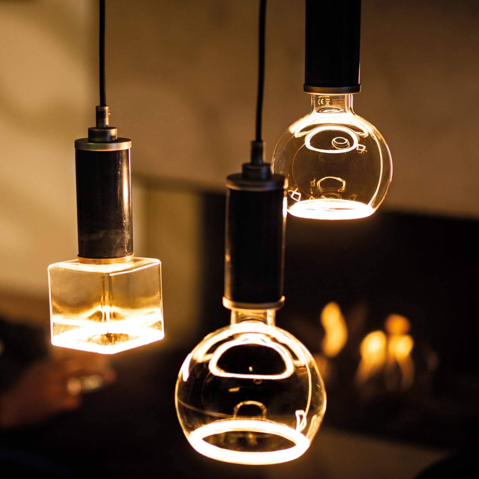 Nærbilde av LED globepære E27 4,5W 2200K dimbar klar Ø12,5 cm - SEGULA