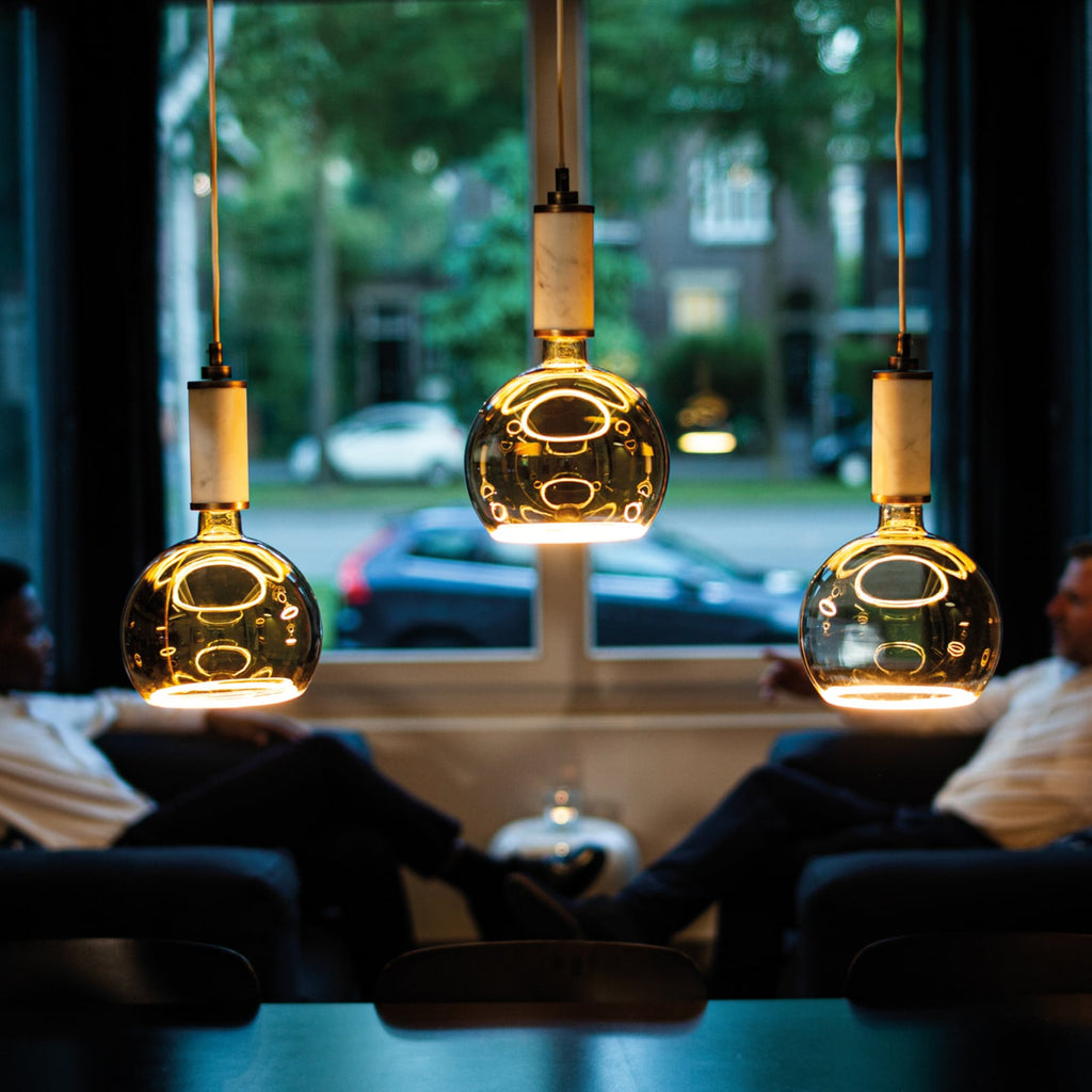 LED globepære E27 4,5W 2200K dimbar klar Ø12,5 cm - SEGULA fra siden