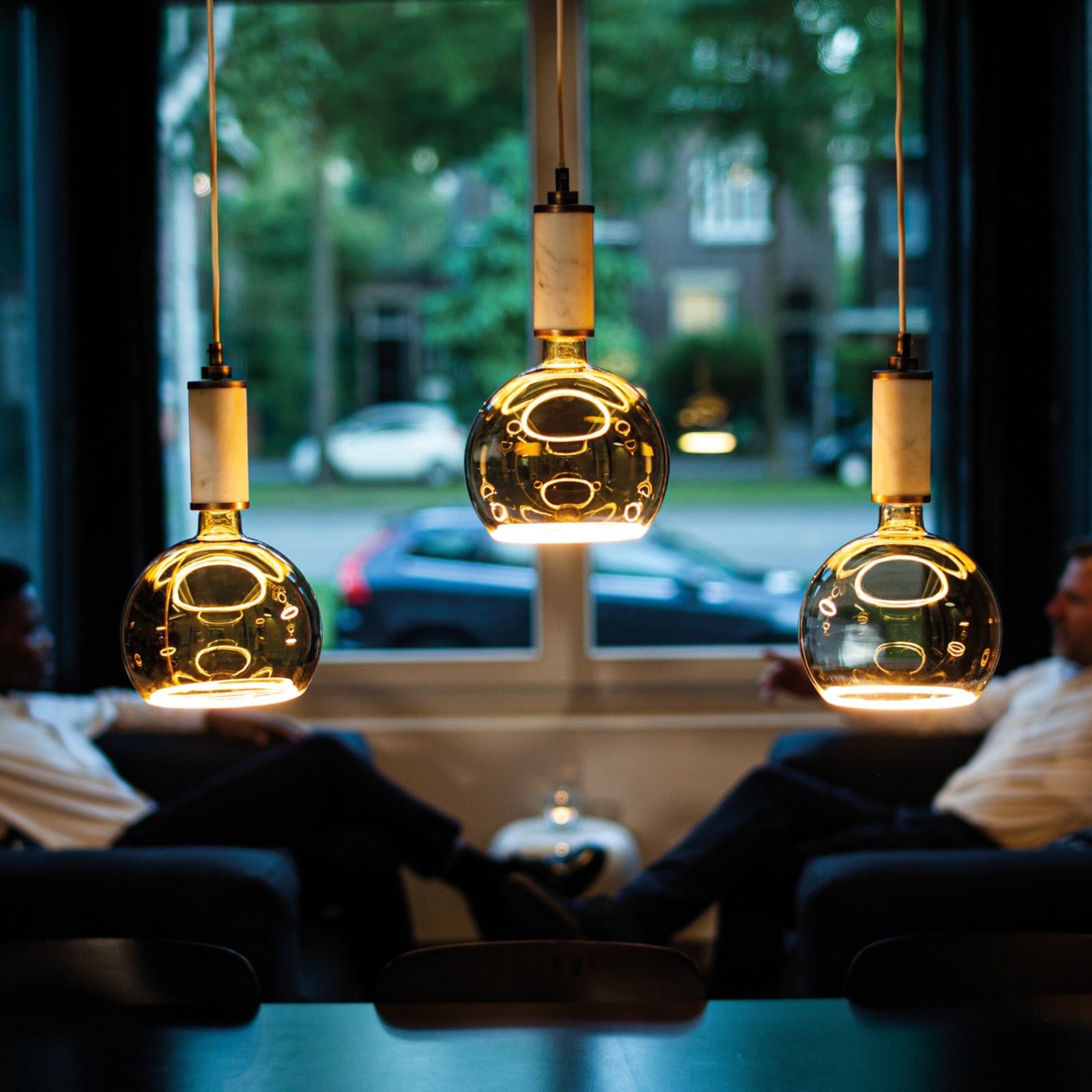 LED globepære E27 4,5W 2200K dimbar klar Ø12,5 cm - SEGULA fra siden