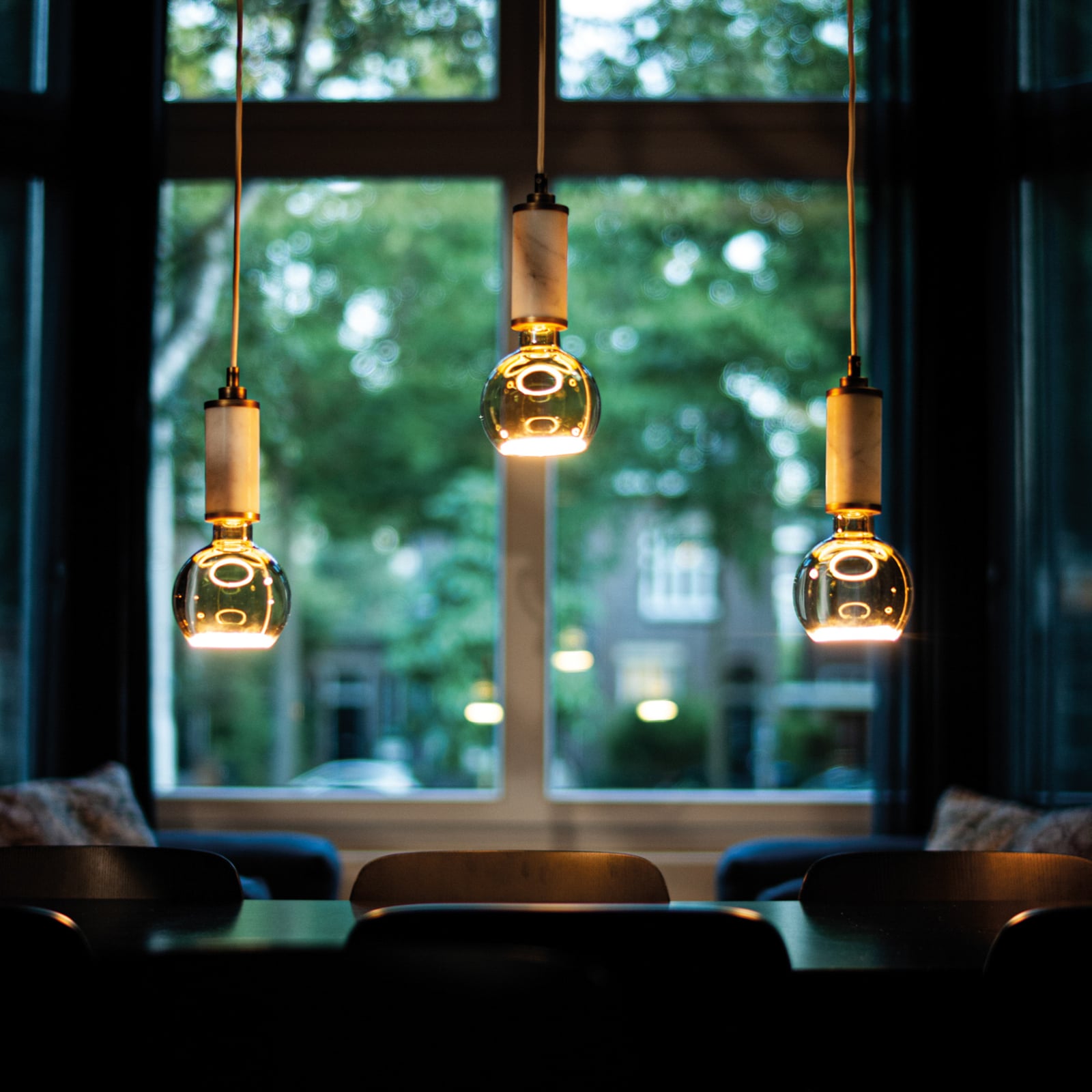 LED globepære E27 4,5W 2200K dimbar klar Ø12,5 cm - SEGULA detalj av sokkel