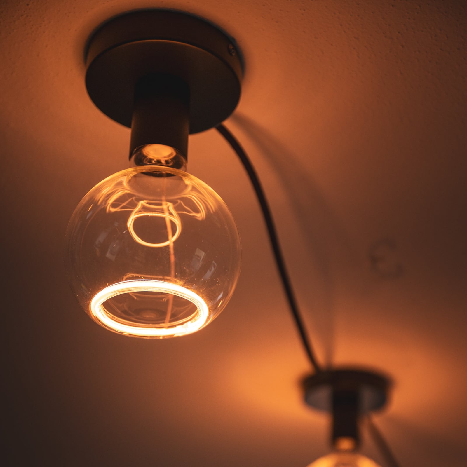 LED globepære E27 4,5W 2200K dimbar klar Ø12,5 cm - SEGULA sett i bruk