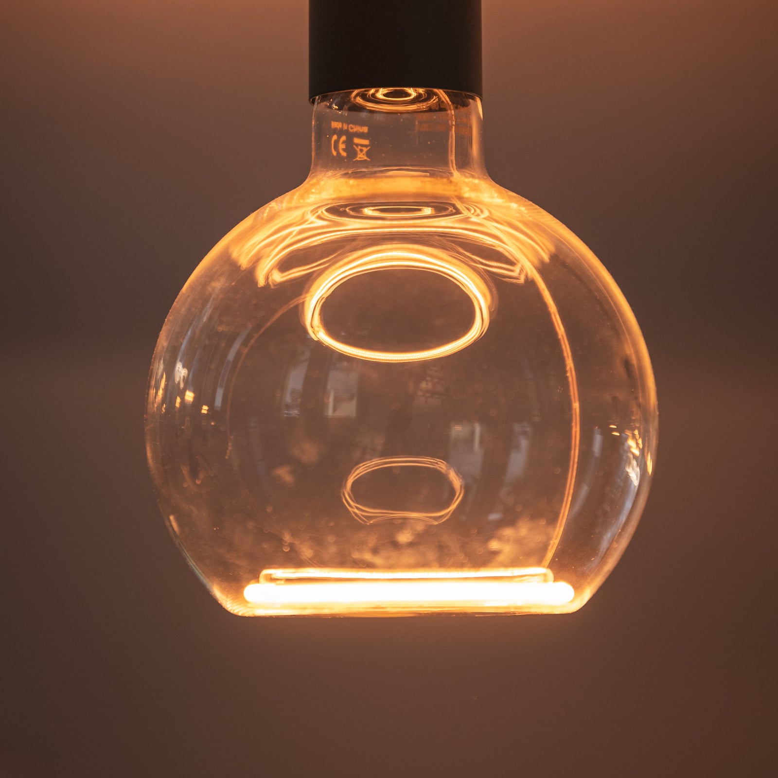 LED globepære E27 4,5W 2200K dimbar klar Ø12,5 cm - SEGULA lyser opp
