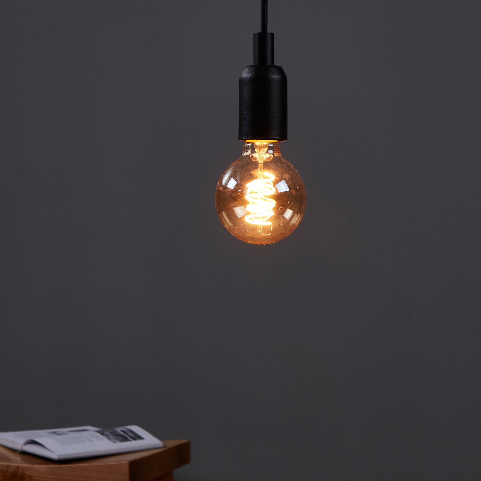 LED globepære E27 4W 2000K amber Ø8 cm dimbar montert i lampe
