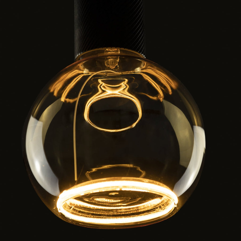 LED globepære E27 4W G125 2200K gull dimbar - SEGULA nærbilde