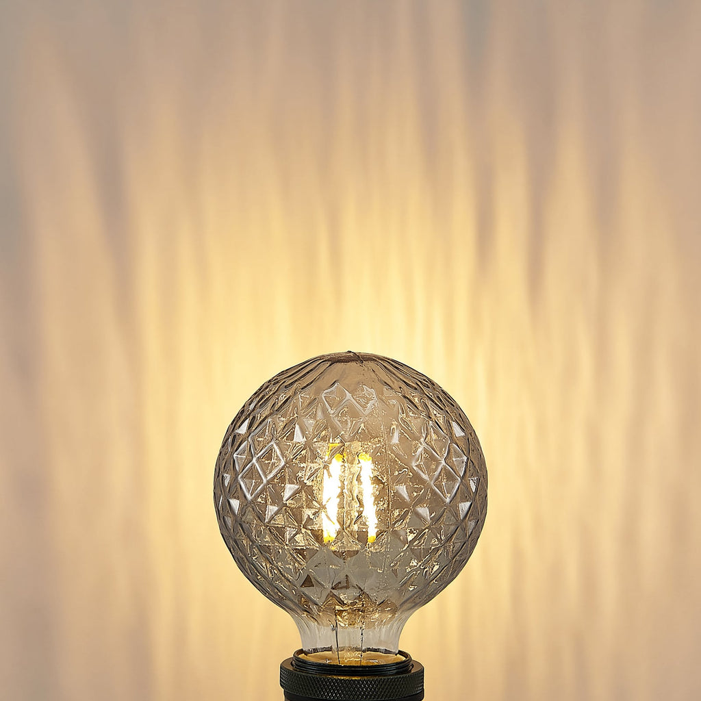 LED globepære E27 G95 4W 1800K dimbar røykfarget - Lucande detalj av glassoverflate