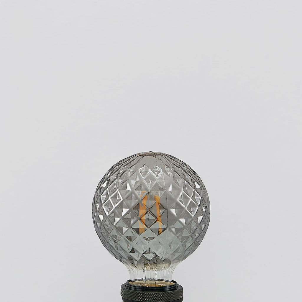 LED globepære E27 G95 4W 1800K dimbar røykfarget - Lucande montert i lampe