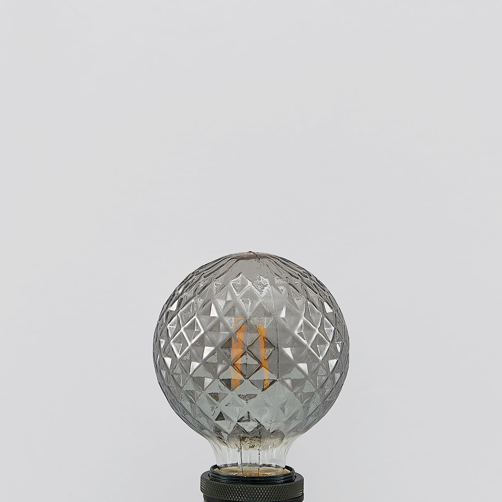LED globepære E27 G95 4W 1800K dimbar røykfarget - Lucande montert i lampe