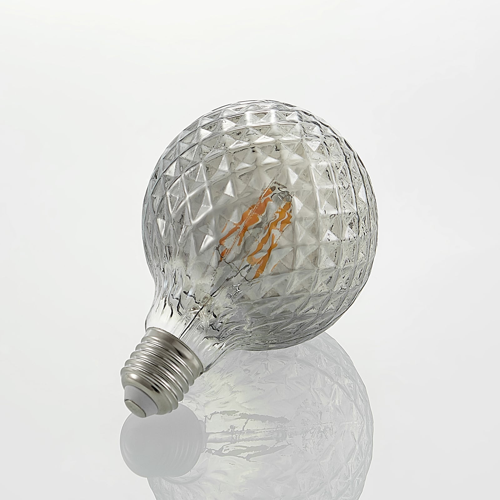LED globepære E27 G95 4W 1800K dimbar røykfarget - Lucande lys i mørkt rom