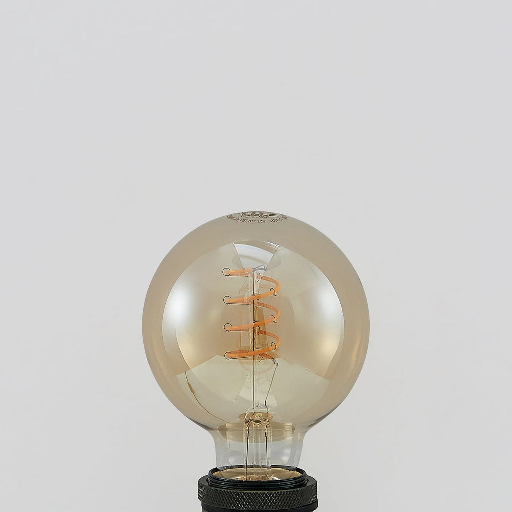 Nærbilde av filamentspiral i LED globepære E27 G95 4W 2700K amber dimbar