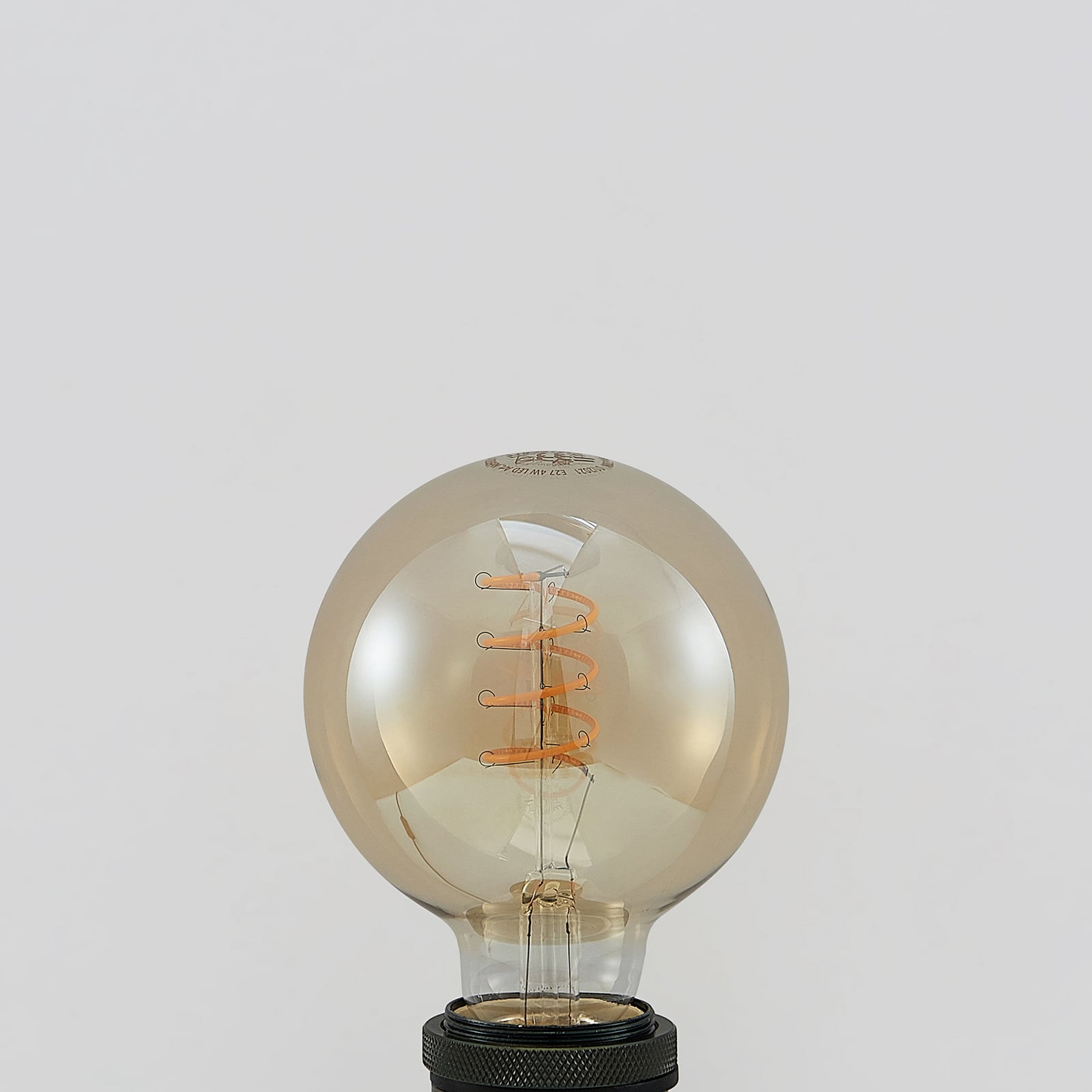 Nærbilde av filamentspiral i LED globepære E27 G95 4W 2700K amber dimbar