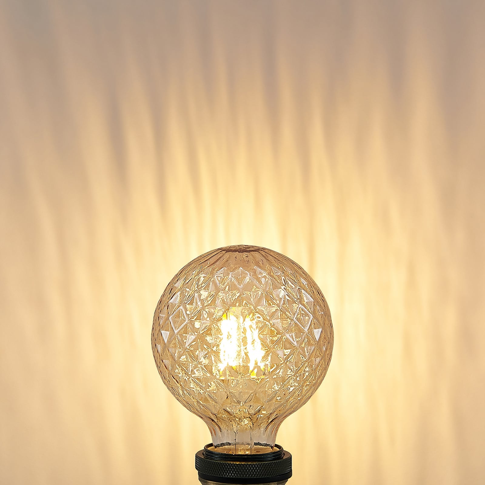 Detalj av LED globepære E27 G95 4W 2700K dimbar amber filament - Lucande