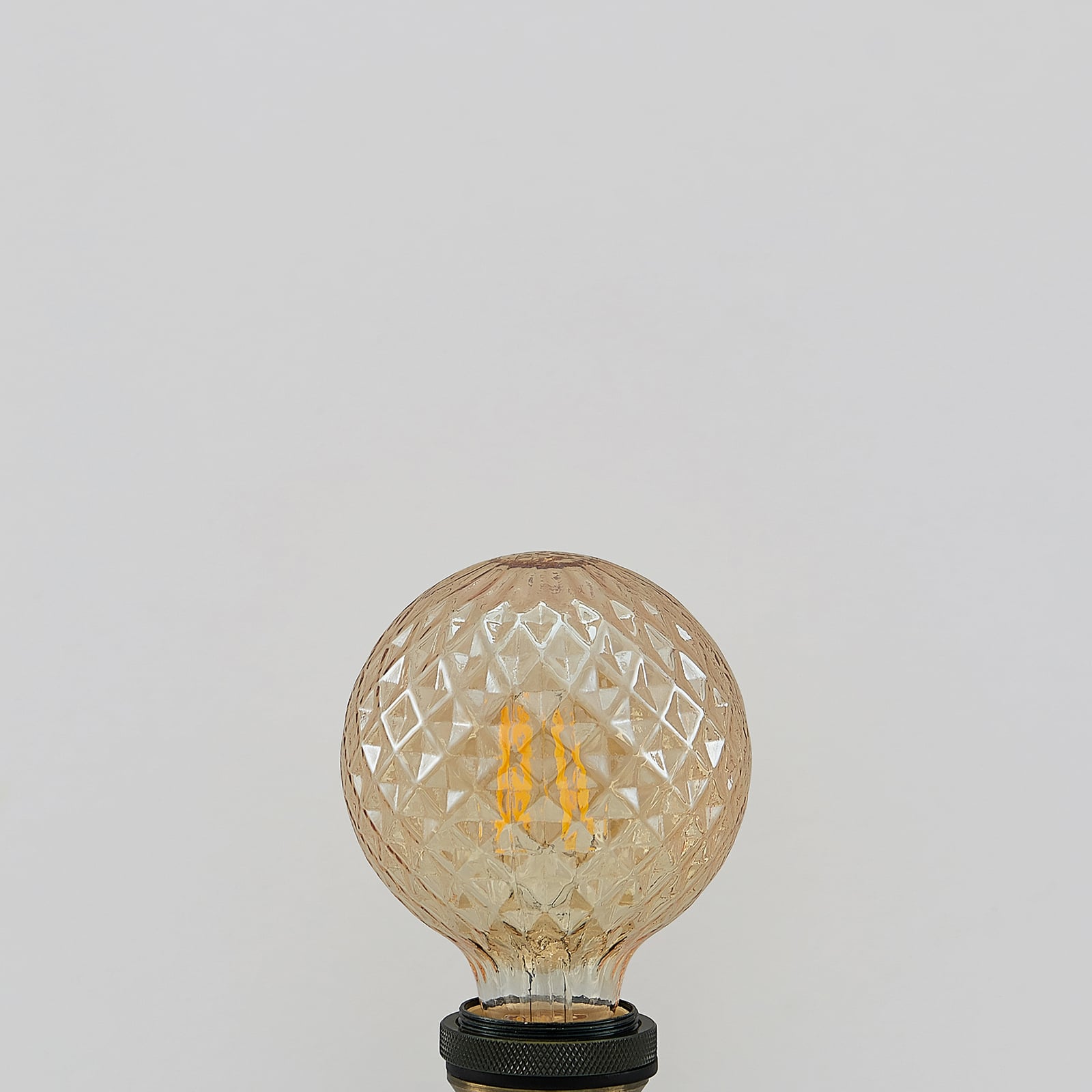 Montert LED globepære E27 G95 4W 2700K dimbar amber filament - Lucande