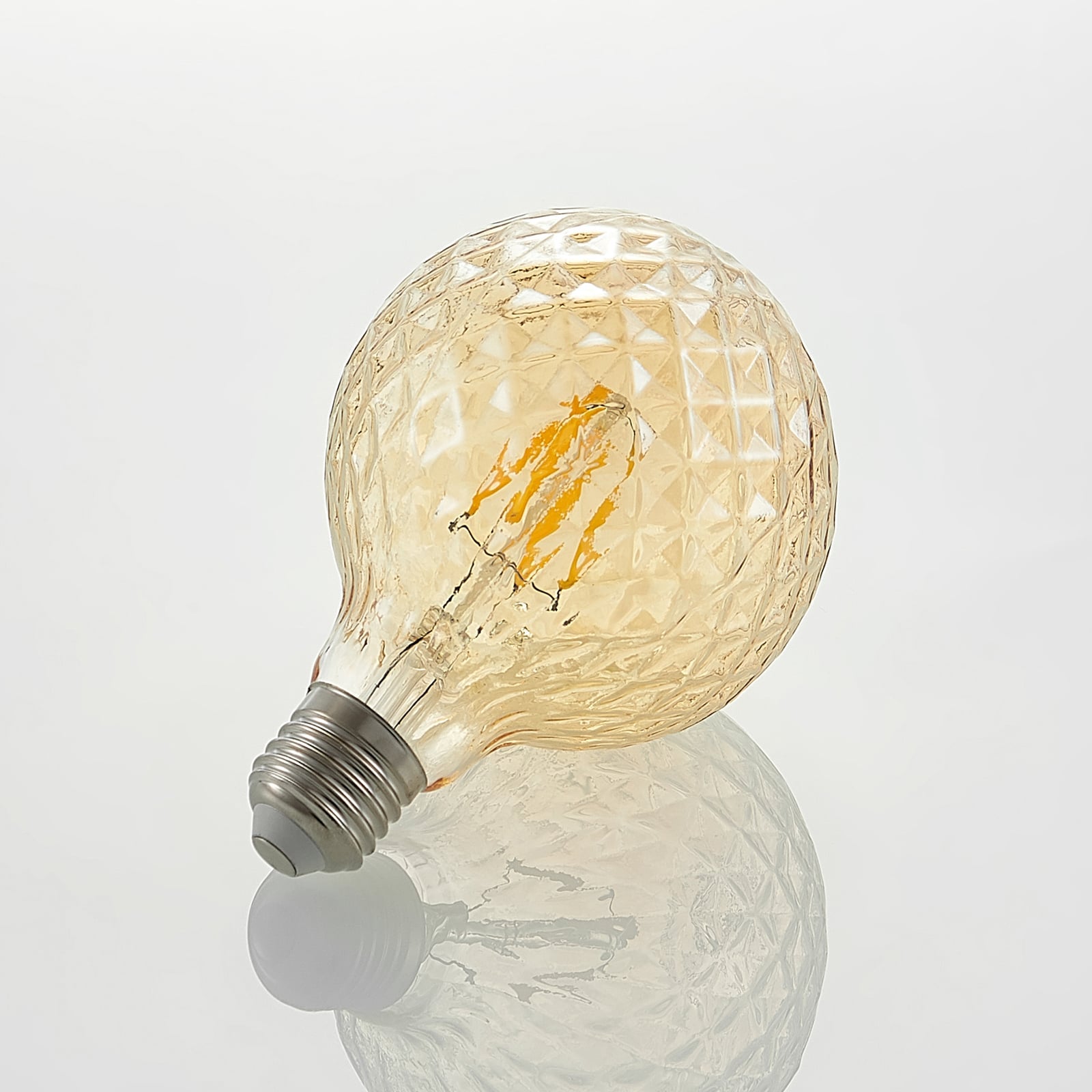 LED globepære E27 G95 4W 2700K dimbar amber filament - Lucande i bruk